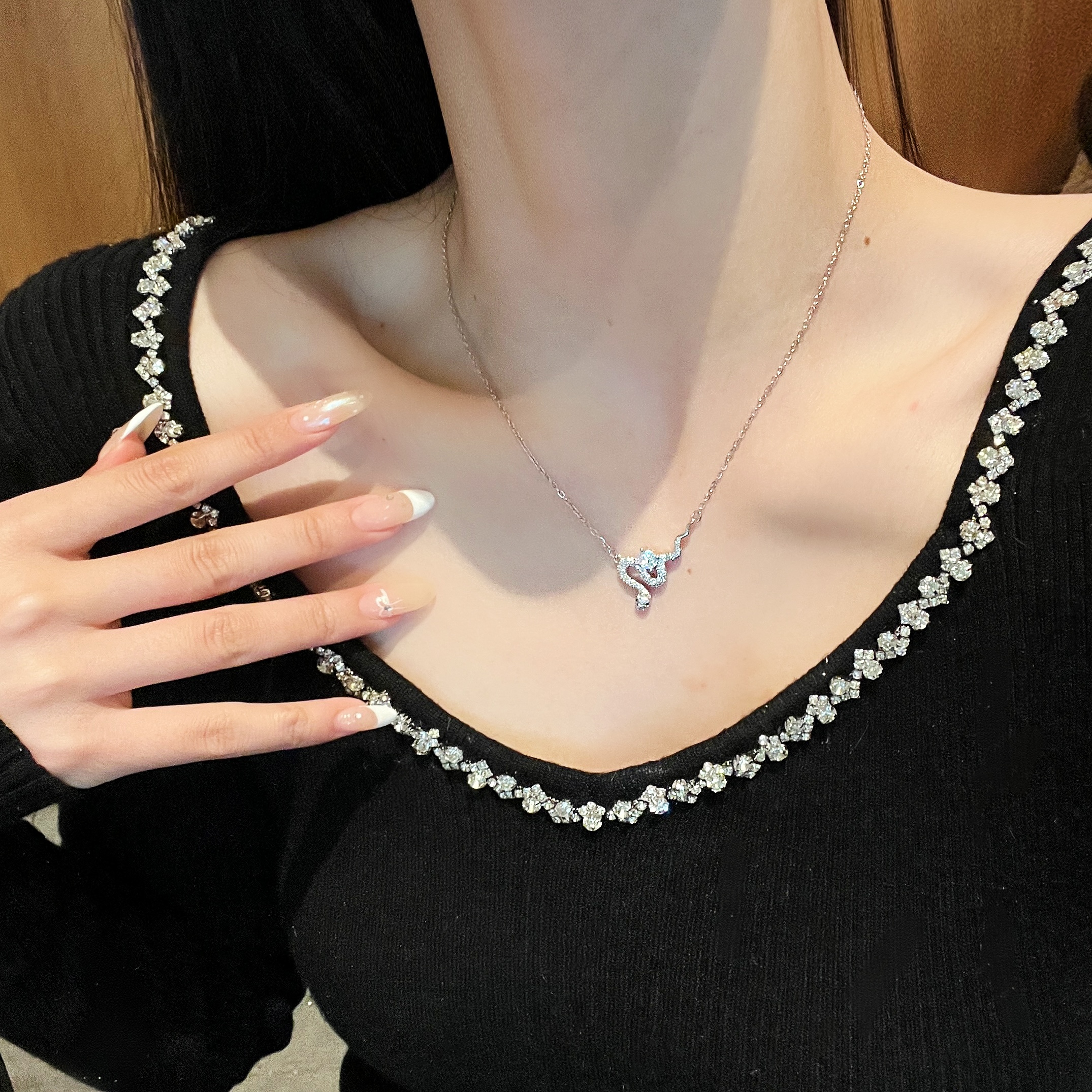 2025 Lightweight Luxury Serpent Wrap Necklace for Women, Exquisite Pure Silver Collarbone Chain, High-End Fashion Accessory 2025 Lightweight Luxury Serpent Wrap Necklace for Women, Exquisite Pure Silver Collarbone Chain, High-End Fashion Accessory