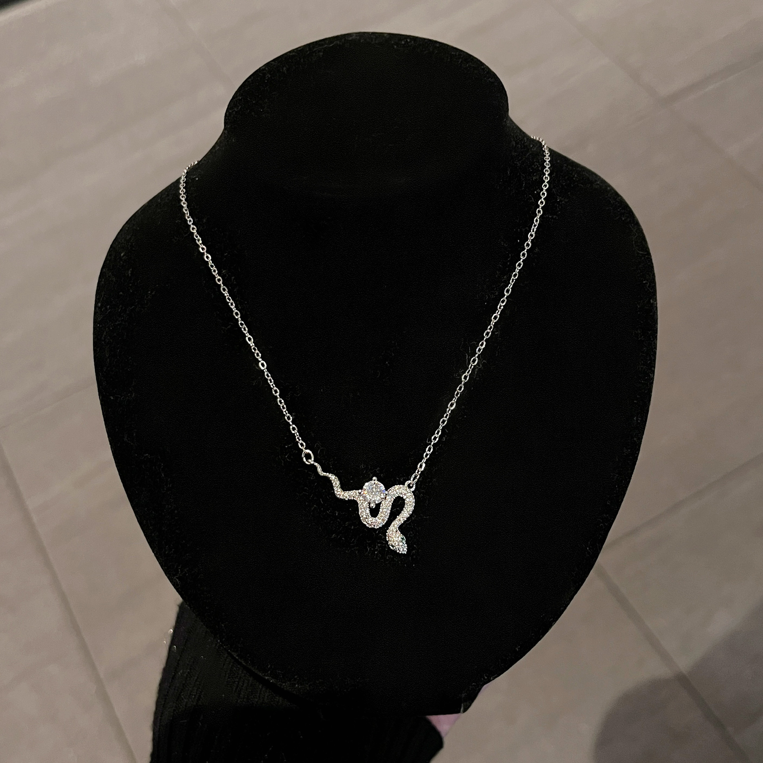 2025 Lightweight Luxury Serpent Wrap Necklace for Women, Exquisite Pure Silver Collarbone Chain, High-End Fashion Accessory 2025 Lightweight Luxury Serpent Wrap Necklace for Women, Exquisite Pure Silver Collarbone Chain, High-End Fashion Accessory