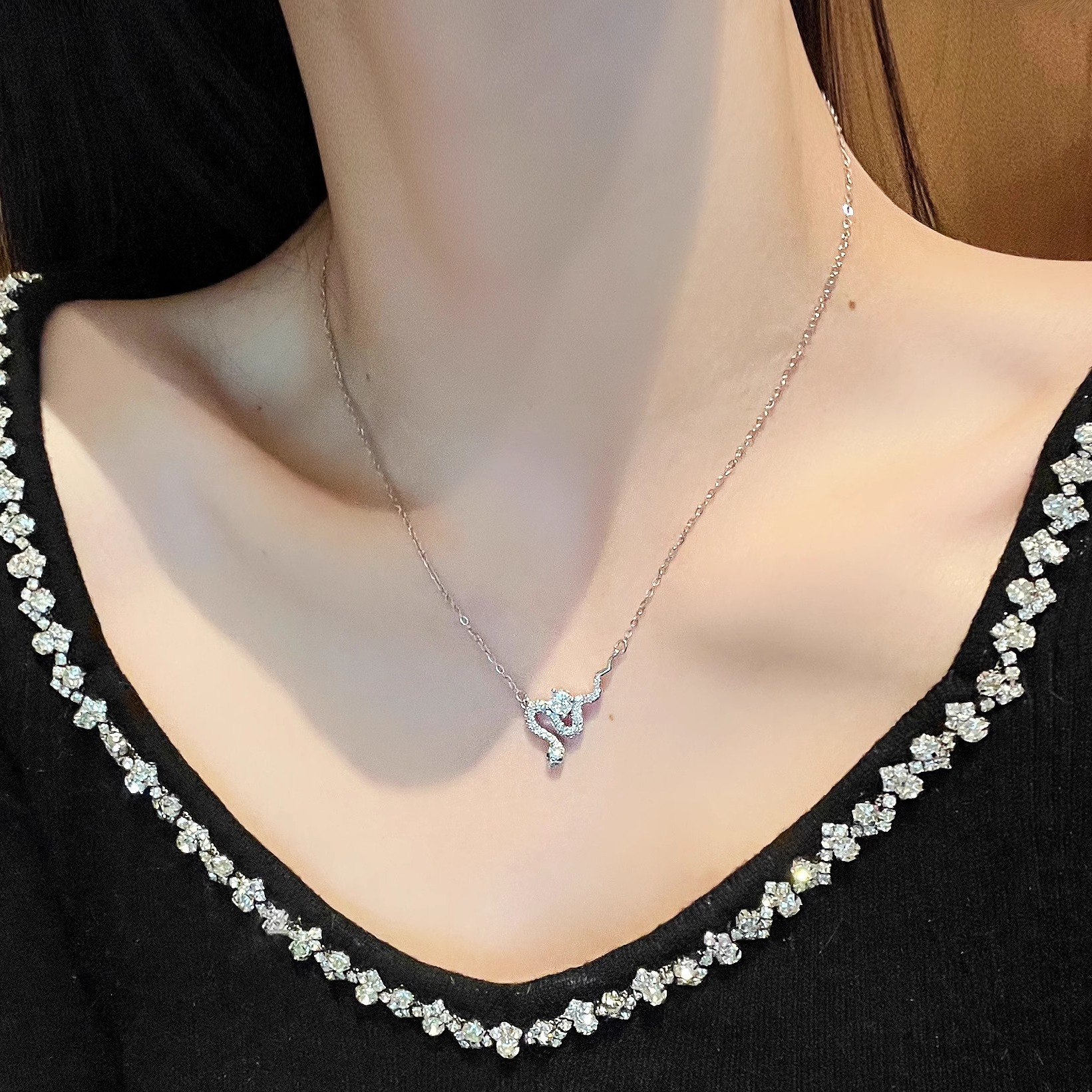 2025 Lightweight Luxury Serpent Wrap Necklace for Women, Exquisite Pure Silver Collarbone Chain, High-End Fashion Accessory 2025 Lightweight Luxury Serpent Wrap Necklace for Women, Exquisite Pure Silver Collarbone Chain, High-End Fashion Accessory
