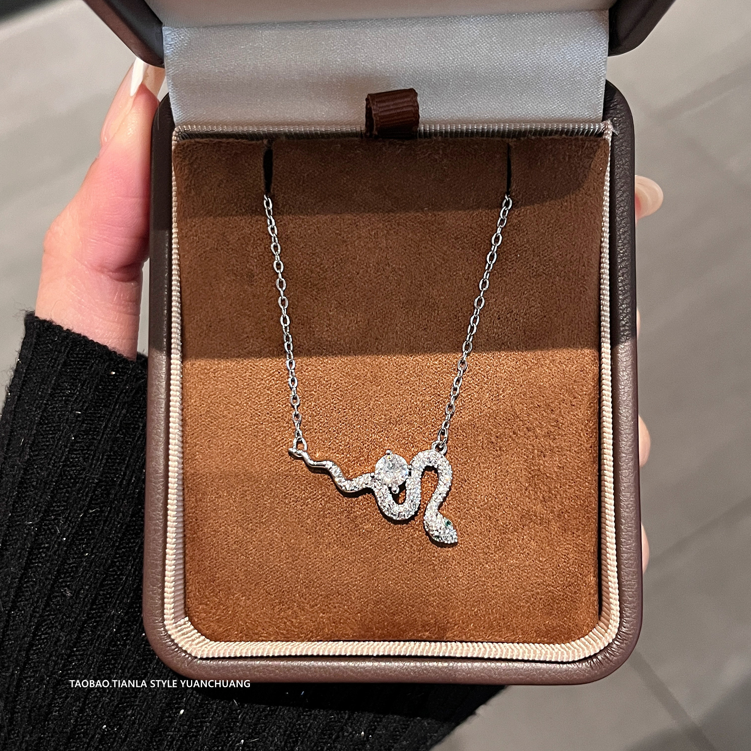 2025 Lightweight Luxury Serpent Wrap Necklace for Women, Exquisite Pure Silver Collarbone Chain, High-End Fashion Accessory