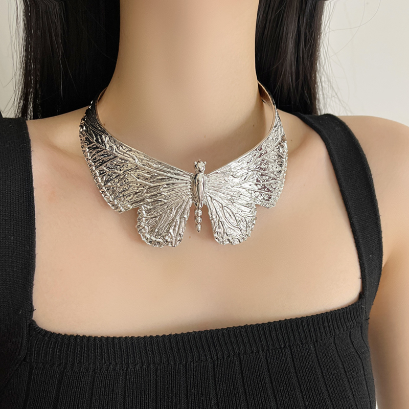 2025 Oversized Butterfly Wing Choker Necklace for Women – Exaggerated Wide Chain, European & American Heavy Industry Style 2025 Oversized Butterfly Wing Choker Necklace for Women – Exaggerated Wide Chain, European & American Heavy Industry Style