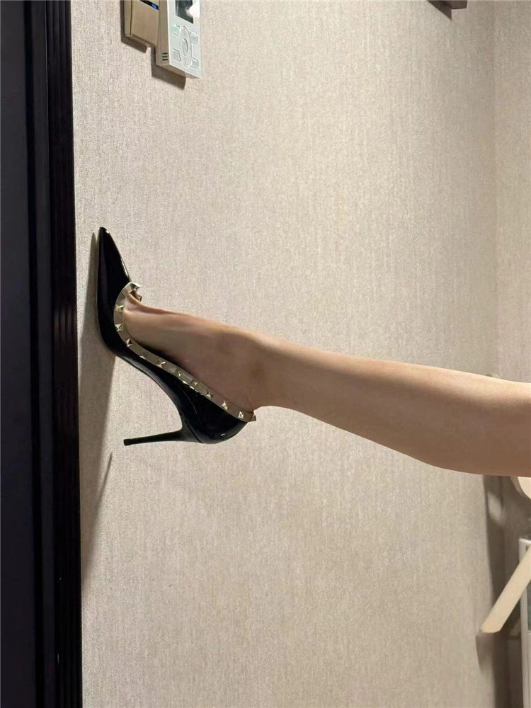 2025 Spring Women's Black Patent Leather Stiletto Heels with Rivets - Sexy Versatile Commuter Shoes for Elegant Style 2025 Spring Women's Black Patent Leather Stiletto Heels with Rivets - Sexy Versatile Commuter Shoes for Elegant Style