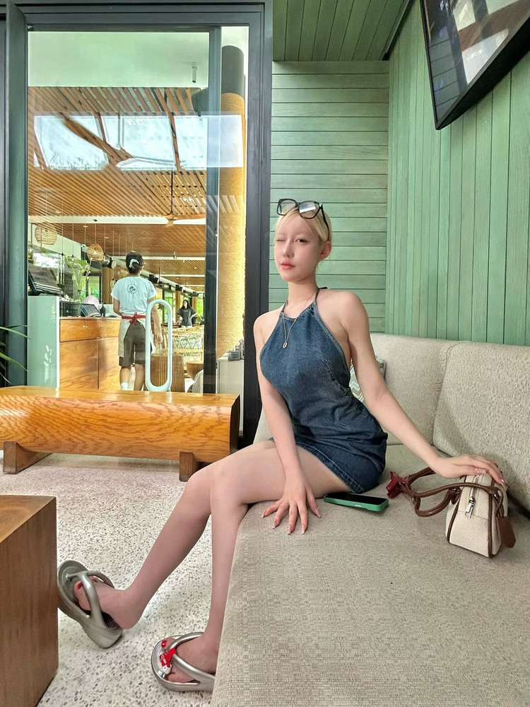 2025 Summer American-Style Sexy Halter Backless Denim Dress for Women, Slim Fit Short Skirt to Highlight Curves 2025 Summer American-Style Sexy Halter Backless Denim Dress for Women, Slim Fit Short Skirt to Highlight Curves