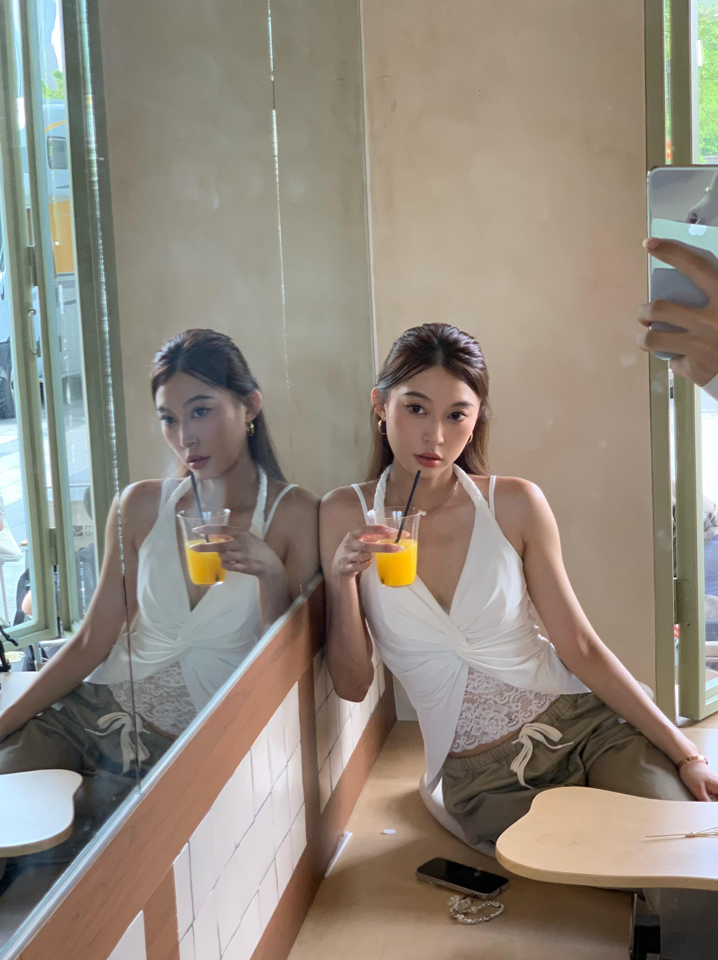 2025 Summer Women's American Style V-Neck Lace Spliced Slim Fit Halter Camisole Top - Sexy Y2K Fashion 2025 Summer Women's American Style V-Neck Lace Spliced Slim Fit Halter Camisole Top - Sexy Y2K Fashion