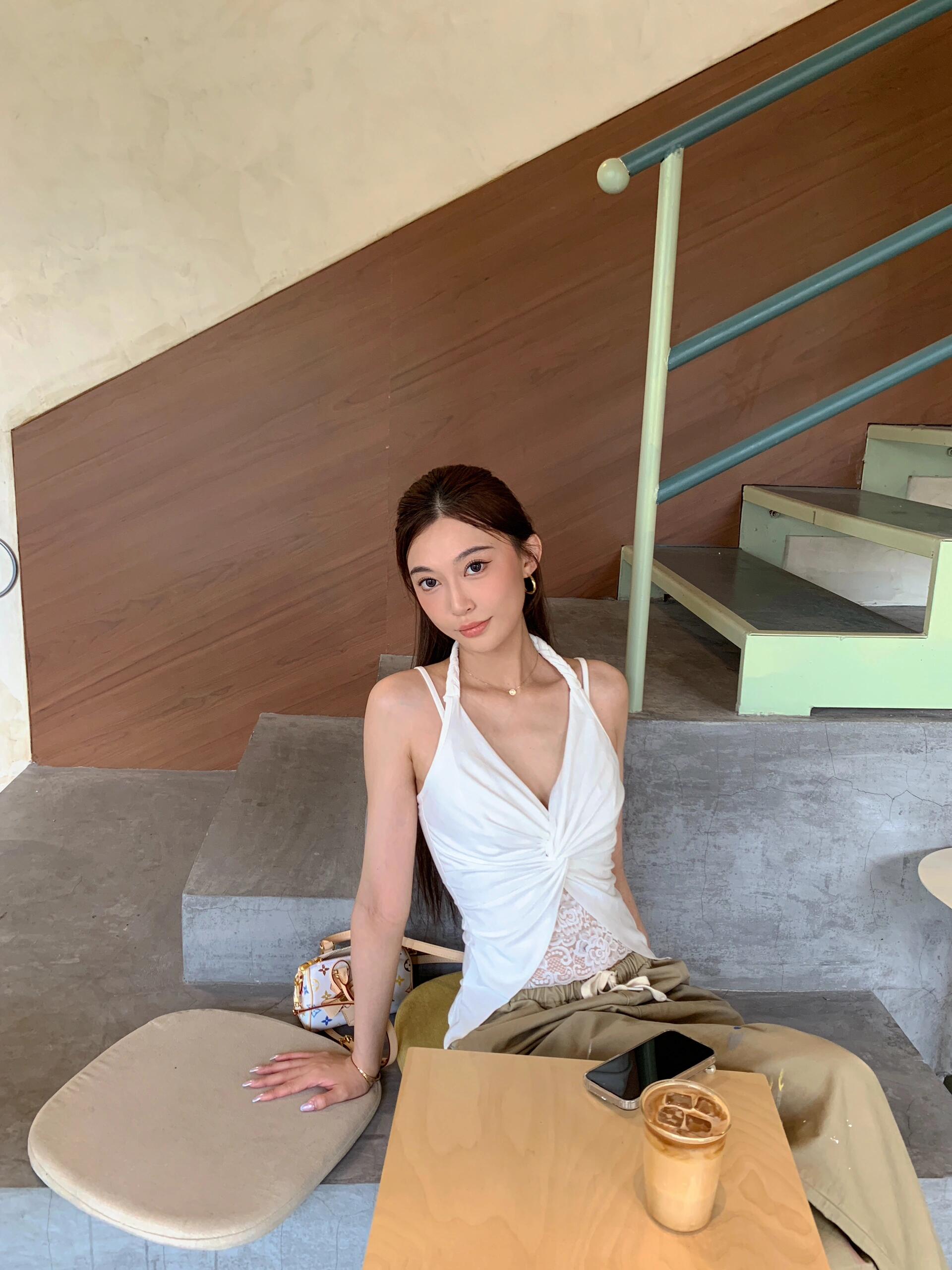 2025 Summer Women's American Style V-Neck Lace Spliced Slim Fit Halter Camisole Top - Sexy Y2K Fashion 2025 Summer Women's American Style V-Neck Lace Spliced Slim Fit Halter Camisole Top - Sexy Y2K Fashion