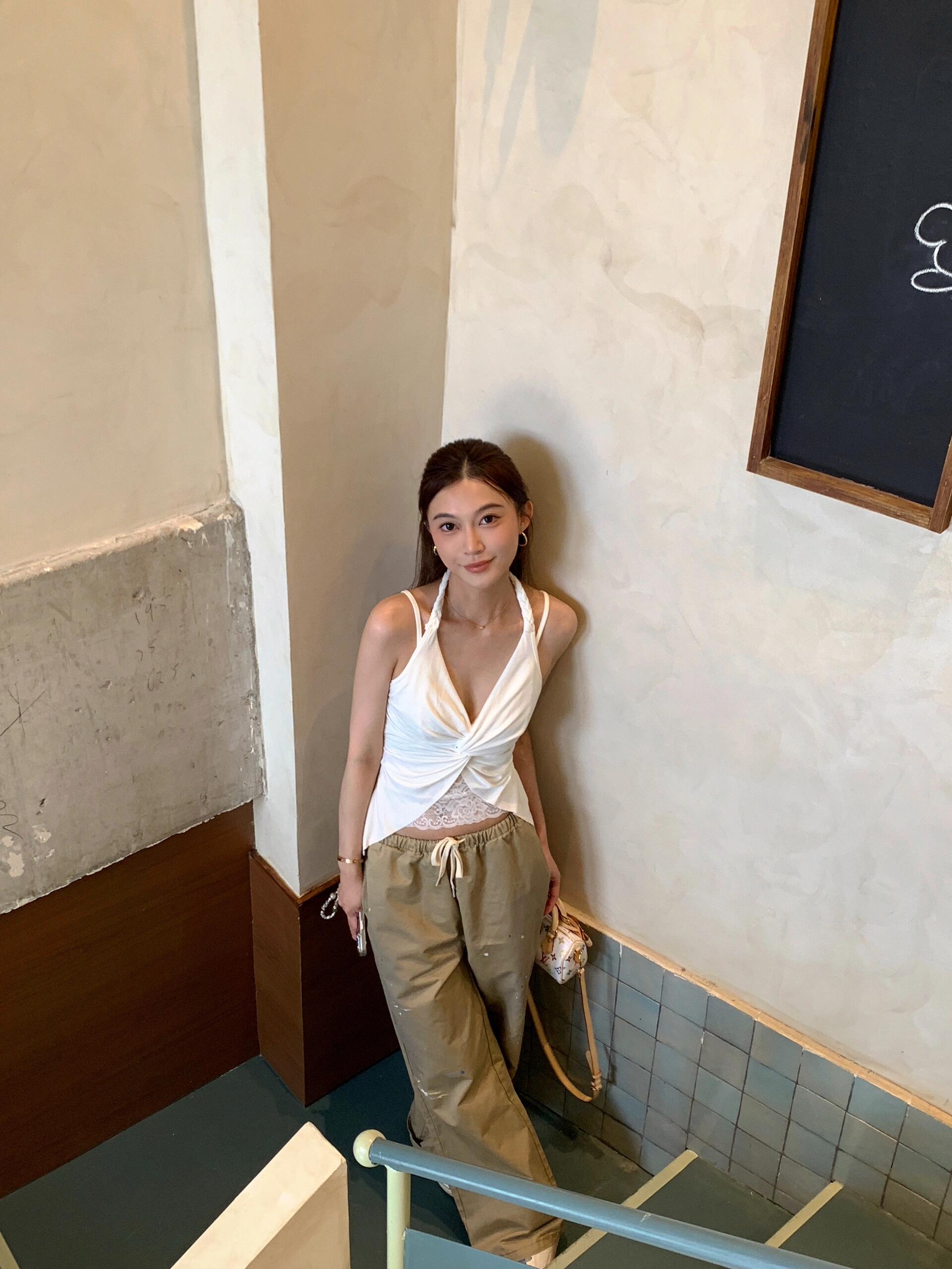 2025 Summer Women's American Style V-Neck Lace Spliced Slim Fit Halter Camisole Top - Sexy Y2K Fashion 2025 Summer Women's American Style V-Neck Lace Spliced Slim Fit Halter Camisole Top - Sexy Y2K Fashion