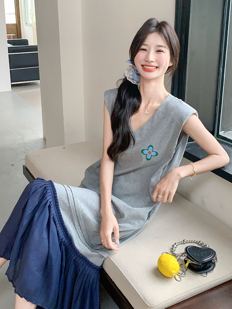 2025 Summer Women's College Style Patchwork V-Neck Sleeveless Dress - Korean Loose Long Skirt Trend for Effortless Fashion 2025 Summer Women's College Style Patchwork V-Neck Sleeveless Dress - Korean Loose Long Skirt Trend for Effortless Fashion