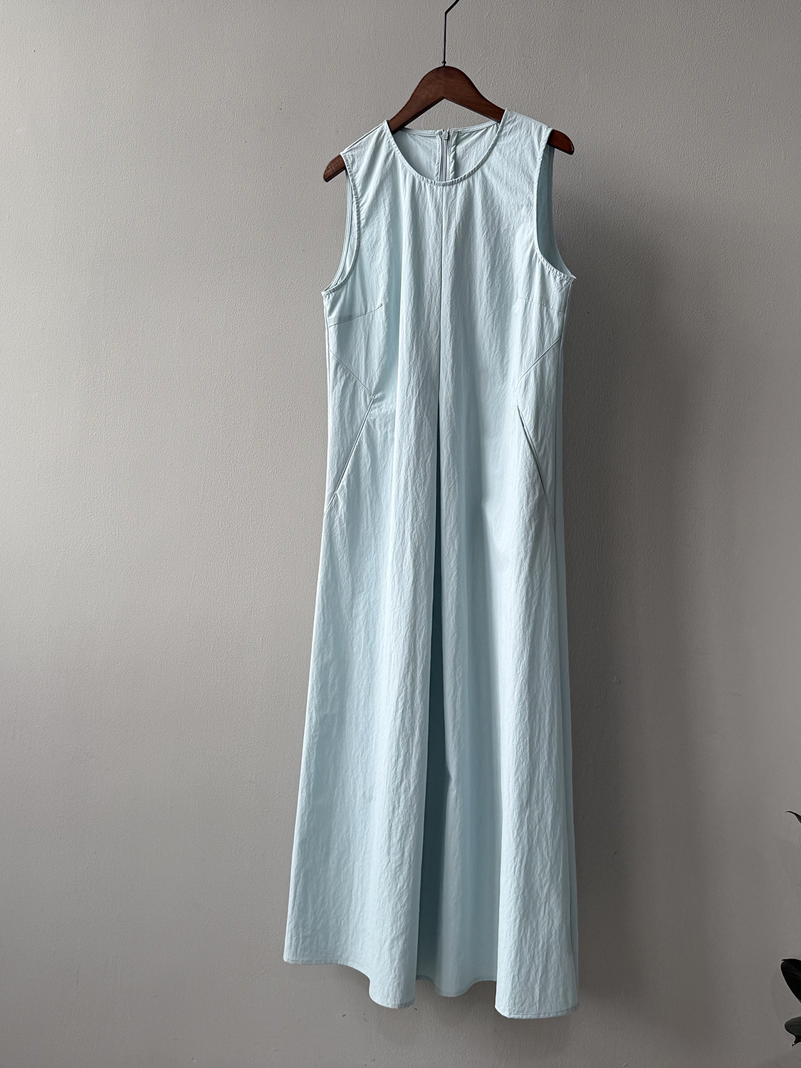 2025 Summer Women's High-End Minimalist Sleeveless Pleated A-Line Dress - Elegant Long Skirt for Effortless Style 2025 Summer Women's High-End Minimalist Sleeveless Pleated A-Line Dress - Elegant Long Skirt for Effortless Style