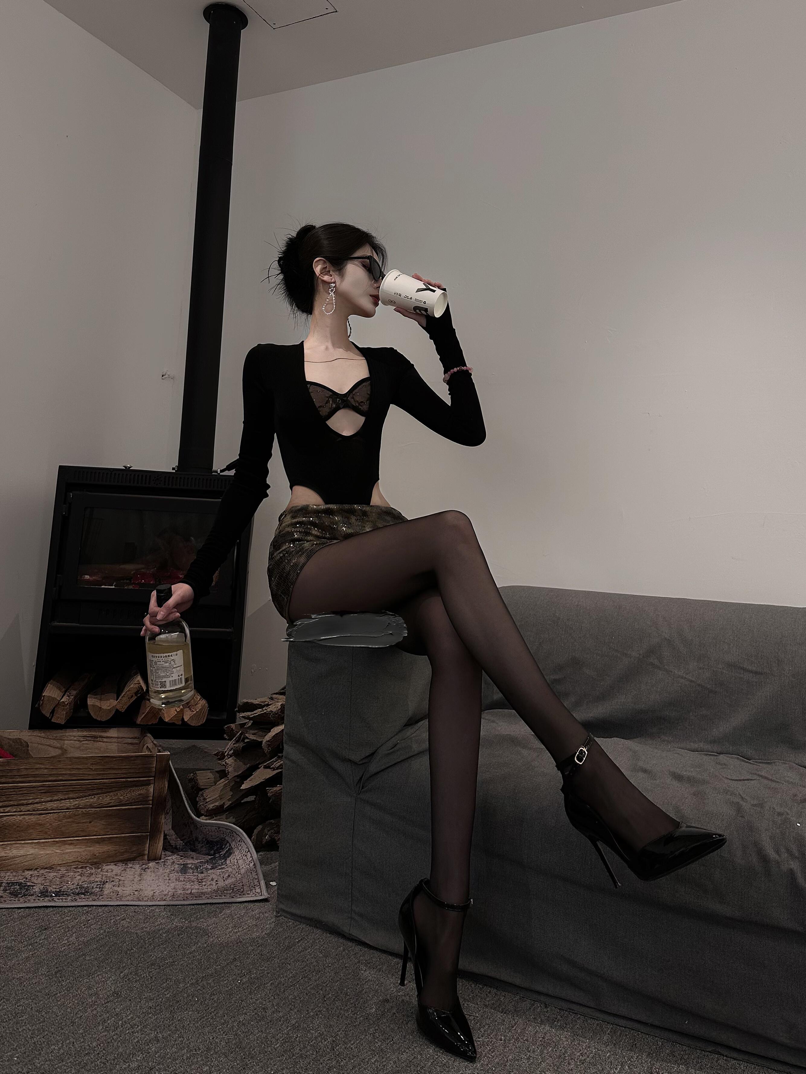 2025 Women's Sexy Black Long Sleeve Jumpsuit, Slim Fit Lace V-Neck Top, European and American Fashion, Y2K Style 2025 Women's Sexy Black Long Sleeve Jumpsuit, Slim Fit Lace V-Neck Top, European and American Fashion, Y2K Style