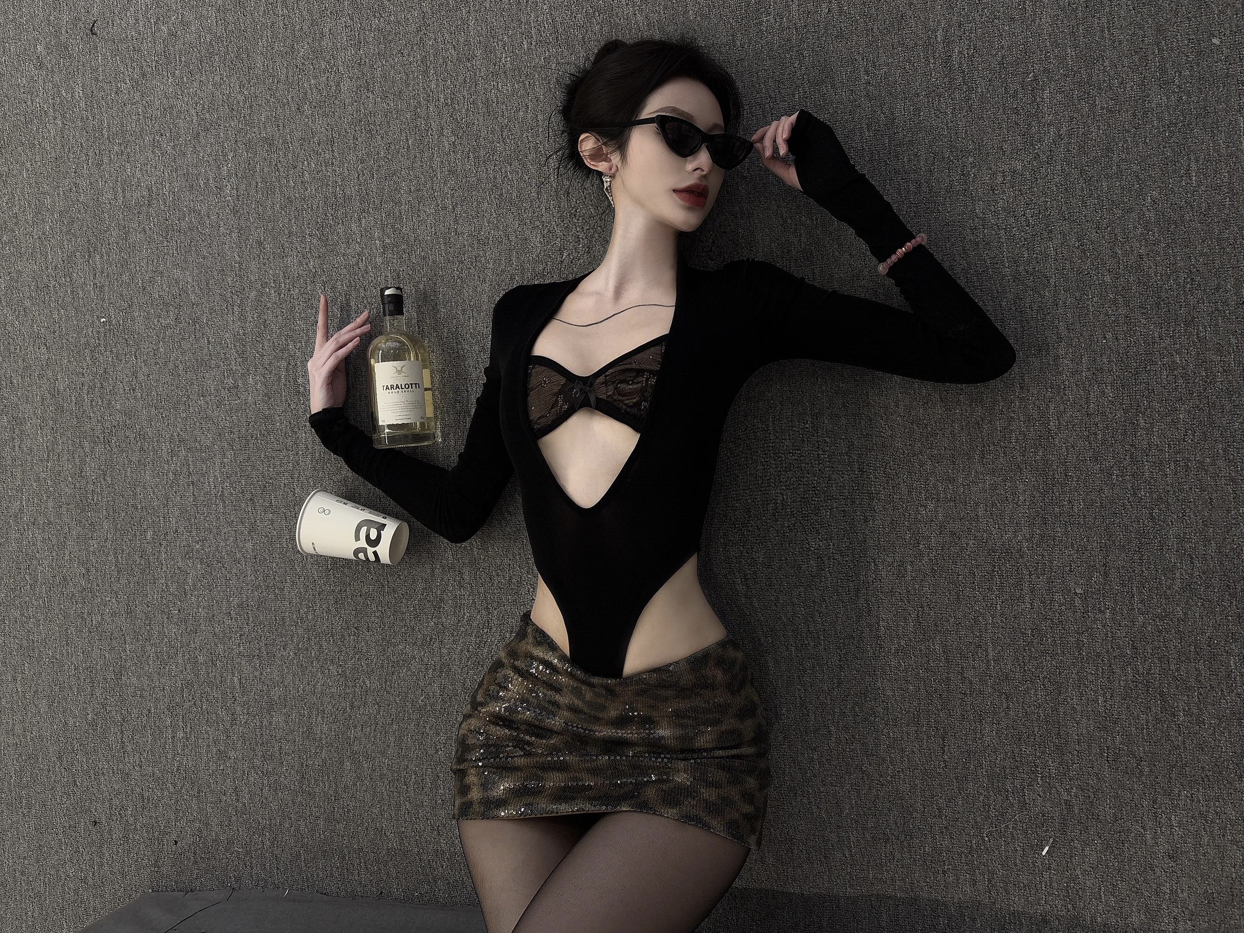 2025 Women's Sexy Black Long Sleeve Jumpsuit, Slim Fit Lace V-Neck Top, European and American Fashion, Y2K Style 2025 Women's Sexy Black Long Sleeve Jumpsuit, Slim Fit Lace V-Neck Top, European and American Fashion, Y2K Style