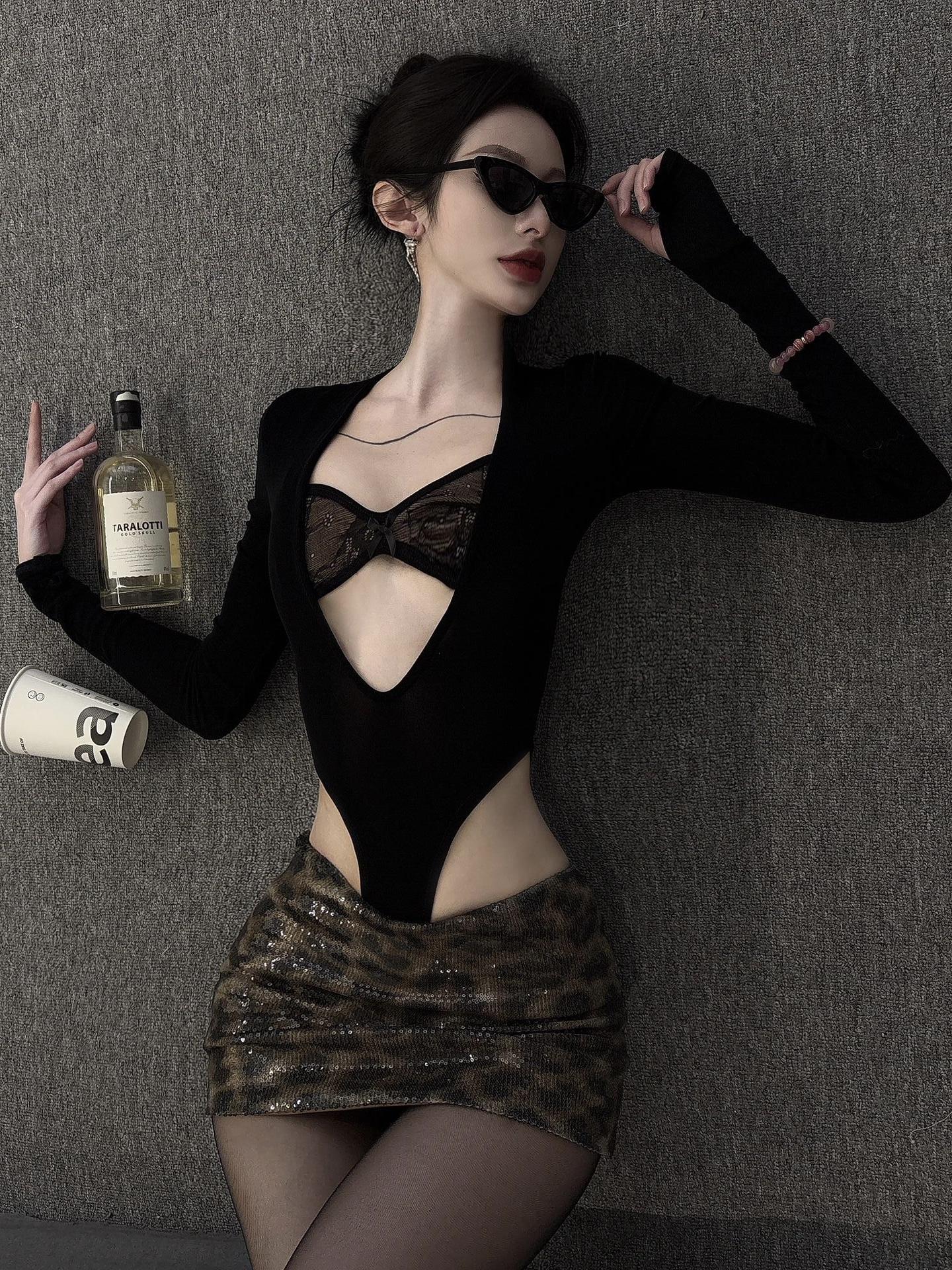 2025 Women's Sexy Black Long Sleeve Jumpsuit, Slim Fit Lace V-Neck Top, European and American Fashion, Y2K Style 2025 Women's Sexy Black Long Sleeve Jumpsuit, Slim Fit Lace V-Neck Top, European and American Fashion, Y2K Style