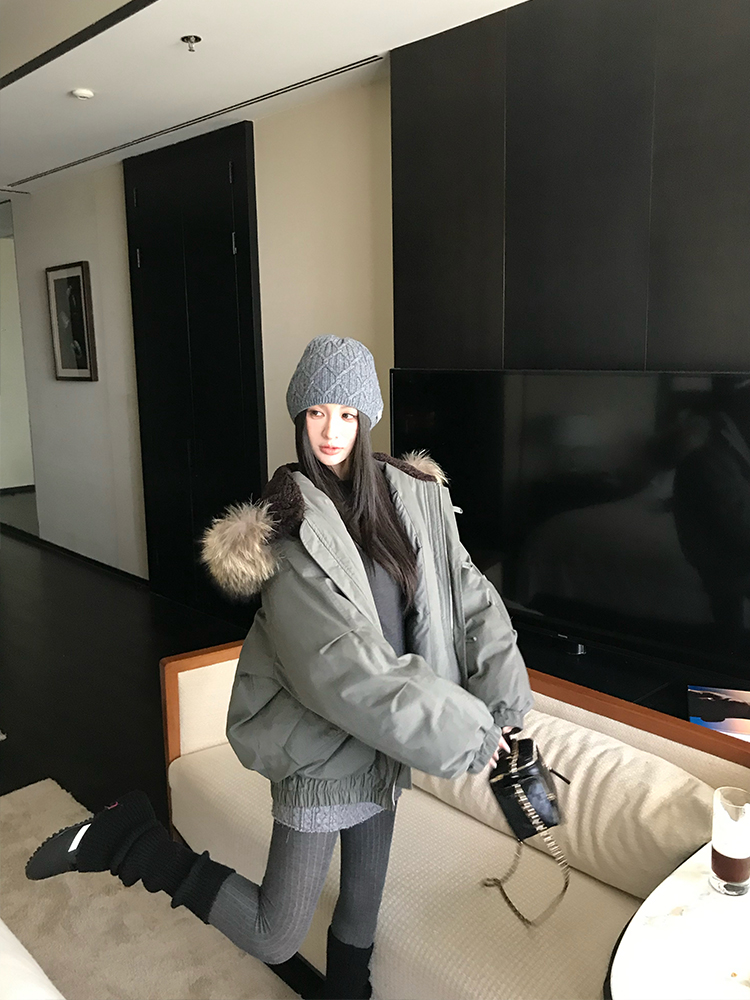 90s Inspired Women's White Duck Down Jacket with Large Raccoon Fur Collar - Thick Warm Winter Coat 90s Inspired Women's White Duck Down Jacket with Large Raccoon Fur Collar - Thick Warm Winter Coat
