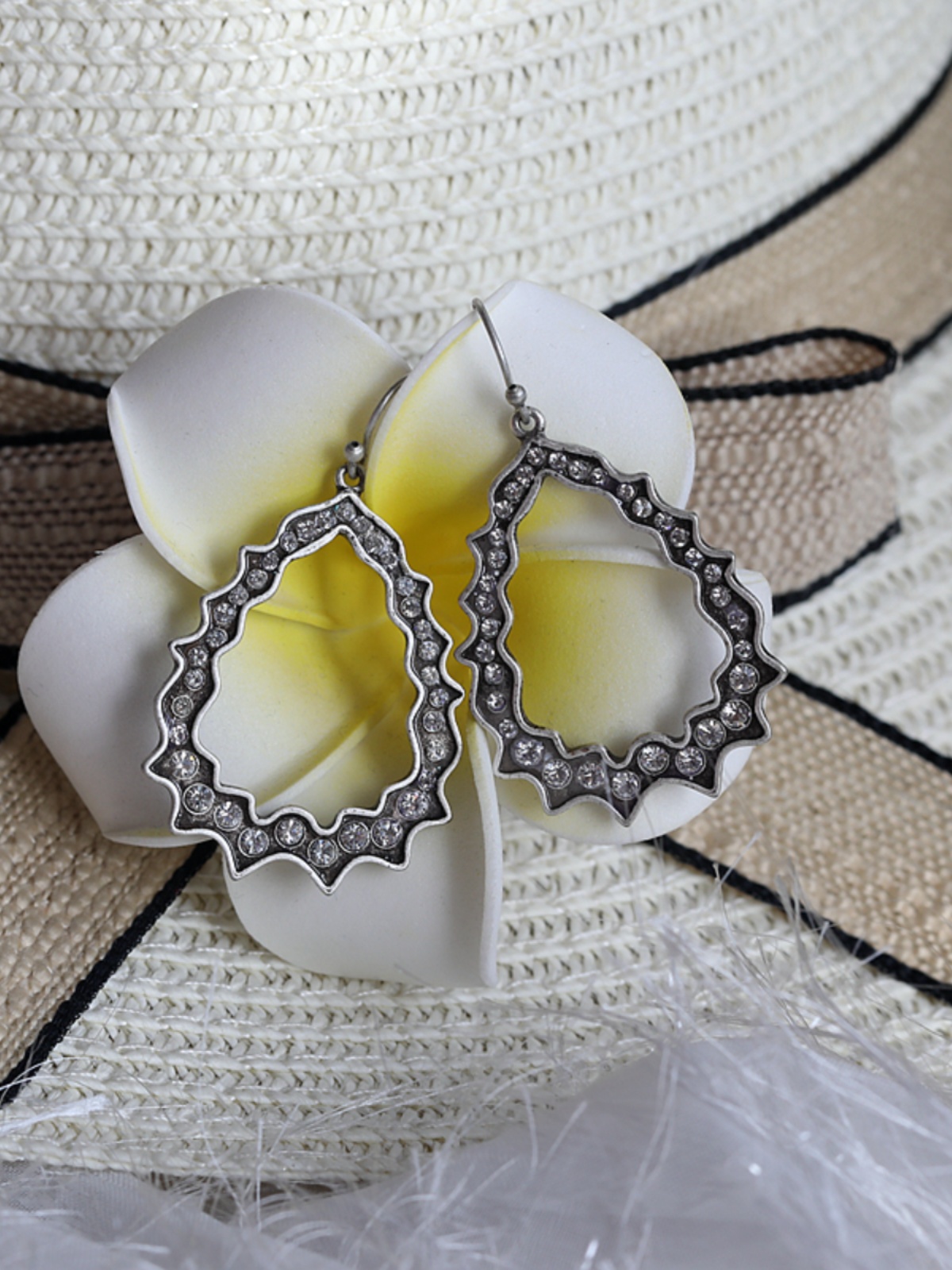 925 Silver Vintage Drop Earrings with Sparkling Gemstones, Elegant Court Style, Hypoallergenic Ear Hooks for Women 925 Silver Vintage Drop Earrings with Sparkling Gemstones, Elegant Court Style, Hypoallergenic Ear Hooks for Women