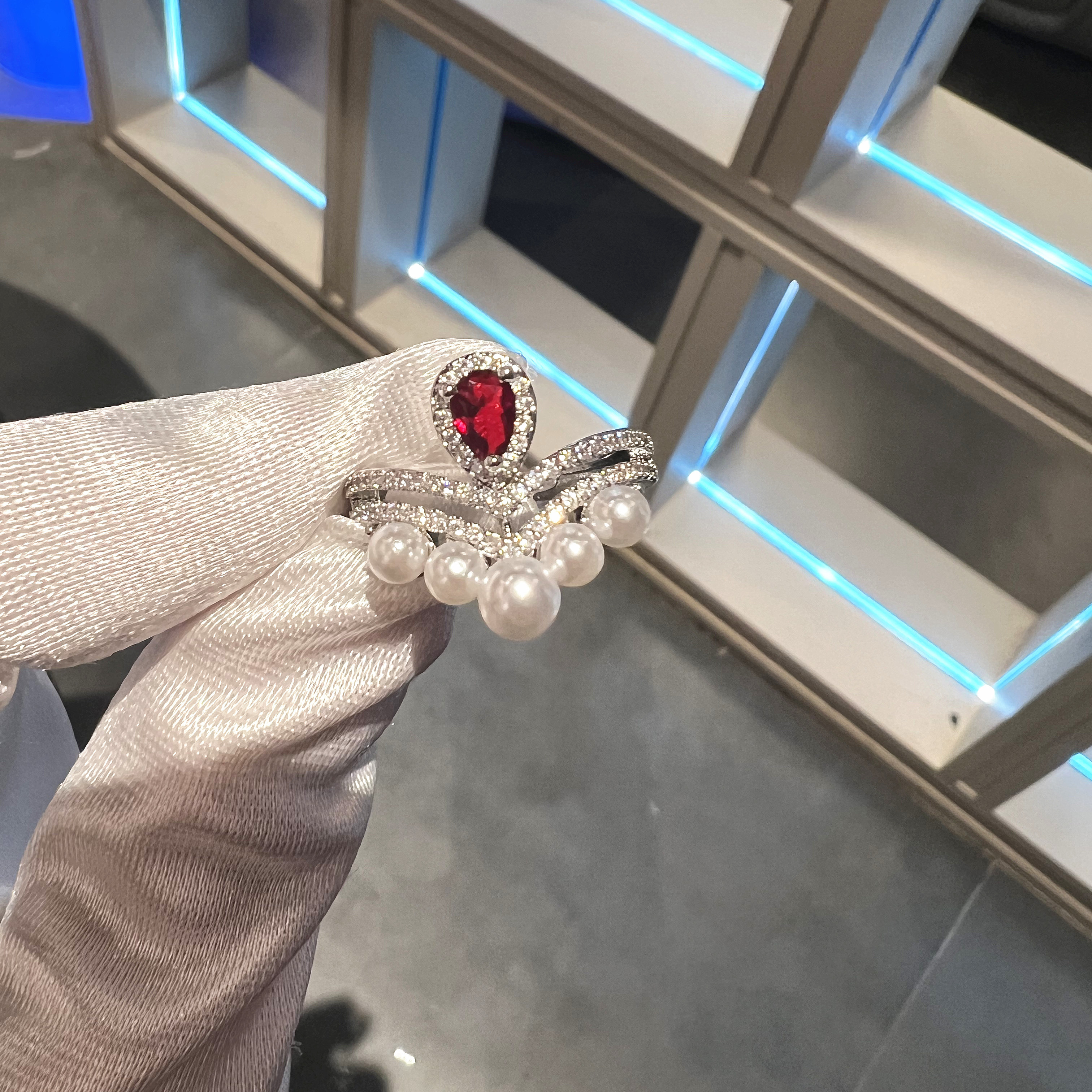 Adjustable Diamond-Studded Crown Pearl Ring for Women - Elegant Light Luxury Niche Design, Versatile Open Finger Style Adjustable Diamond-Studded Crown Pearl Ring for Women - Elegant Light Luxury Niche Design, Versatile Open Finger Style