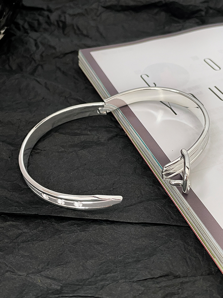 Adjustable High-End Women's Bracelet - Minimalist Cool Style with Belt Buckle Design for Summer Fashion Adjustable High-End Women's Bracelet - Minimalist Cool Style with Belt Buckle Design for Summer Fashion