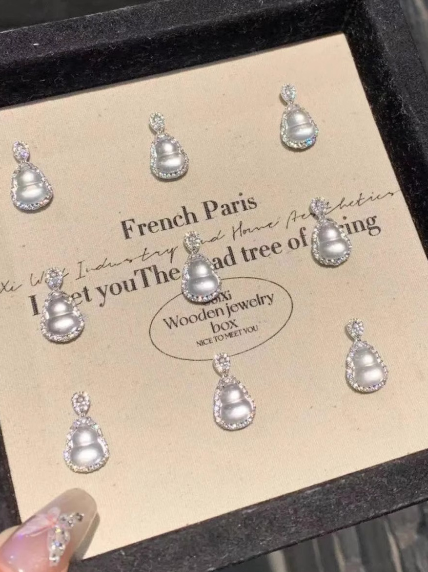 Adjustable Pure Silver Gourd Pendant Necklace with Snowflake Design - Elegant Light Luxury Accessory Adjustable Pure Silver Gourd Pendant Necklace with Snowflake Design - Elegant Light Luxury Accessory