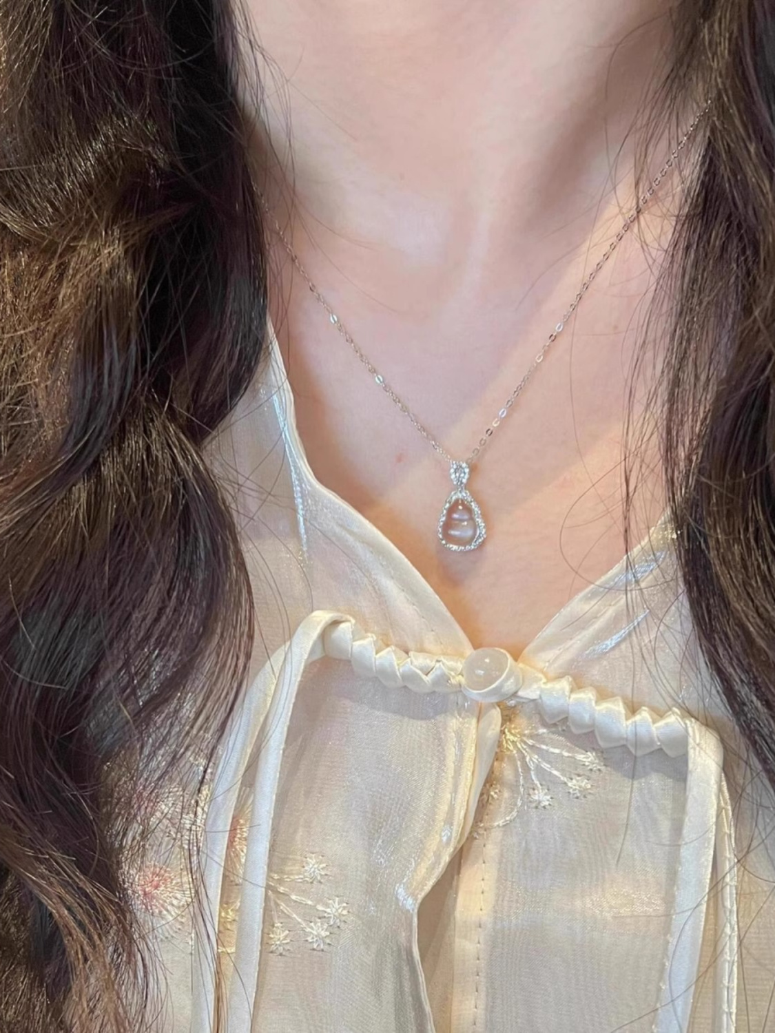 Adjustable Pure Silver Gourd Pendant Necklace with Snowflake Design - Elegant Light Luxury Accessory Adjustable Pure Silver Gourd Pendant Necklace with Snowflake Design - Elegant Light Luxury Accessory