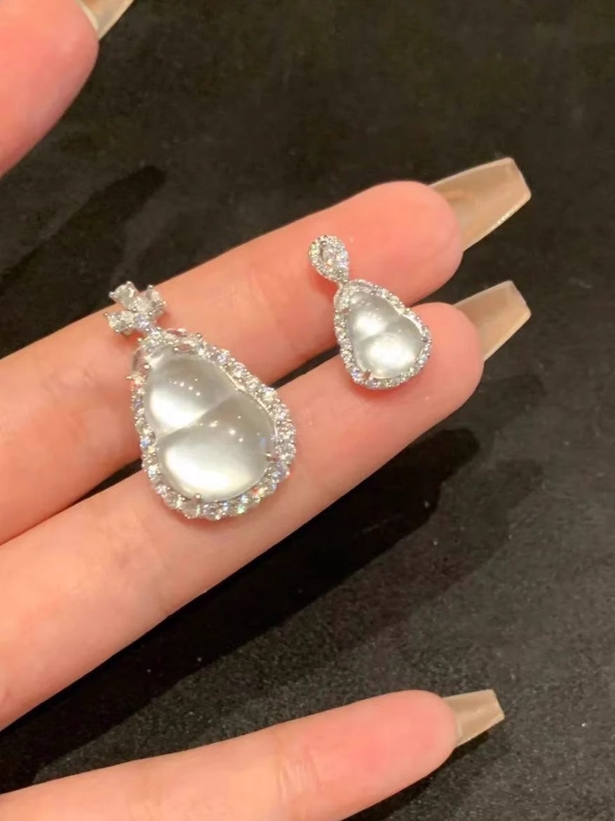 Adjustable Pure Silver Gourd Pendant Necklace with Snowflake Design - Elegant Light Luxury Accessory Adjustable Pure Silver Gourd Pendant Necklace with Snowflake Design - Elegant Light Luxury Accessory