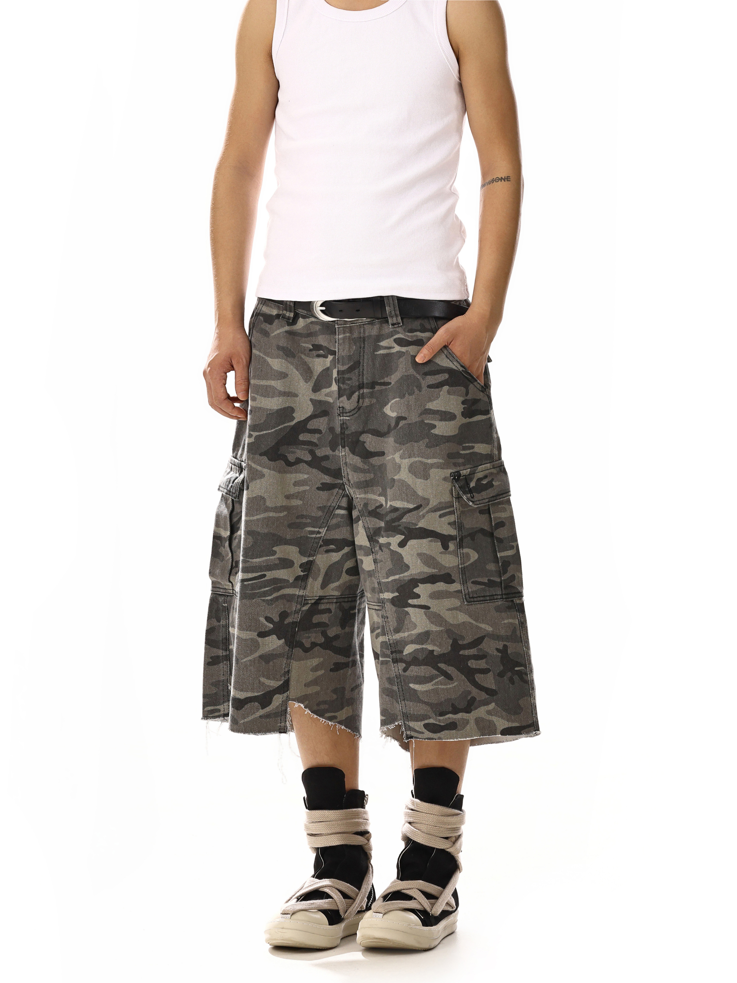 American Retro Camouflage Denim Shorts for Men & Women - Multi-Pocket, High Street Loose Wide-Leg Workwear Style American Retro Camouflage Denim Shorts for Men & Women - Multi-Pocket, High Street Loose Wide-Leg Workwear Style