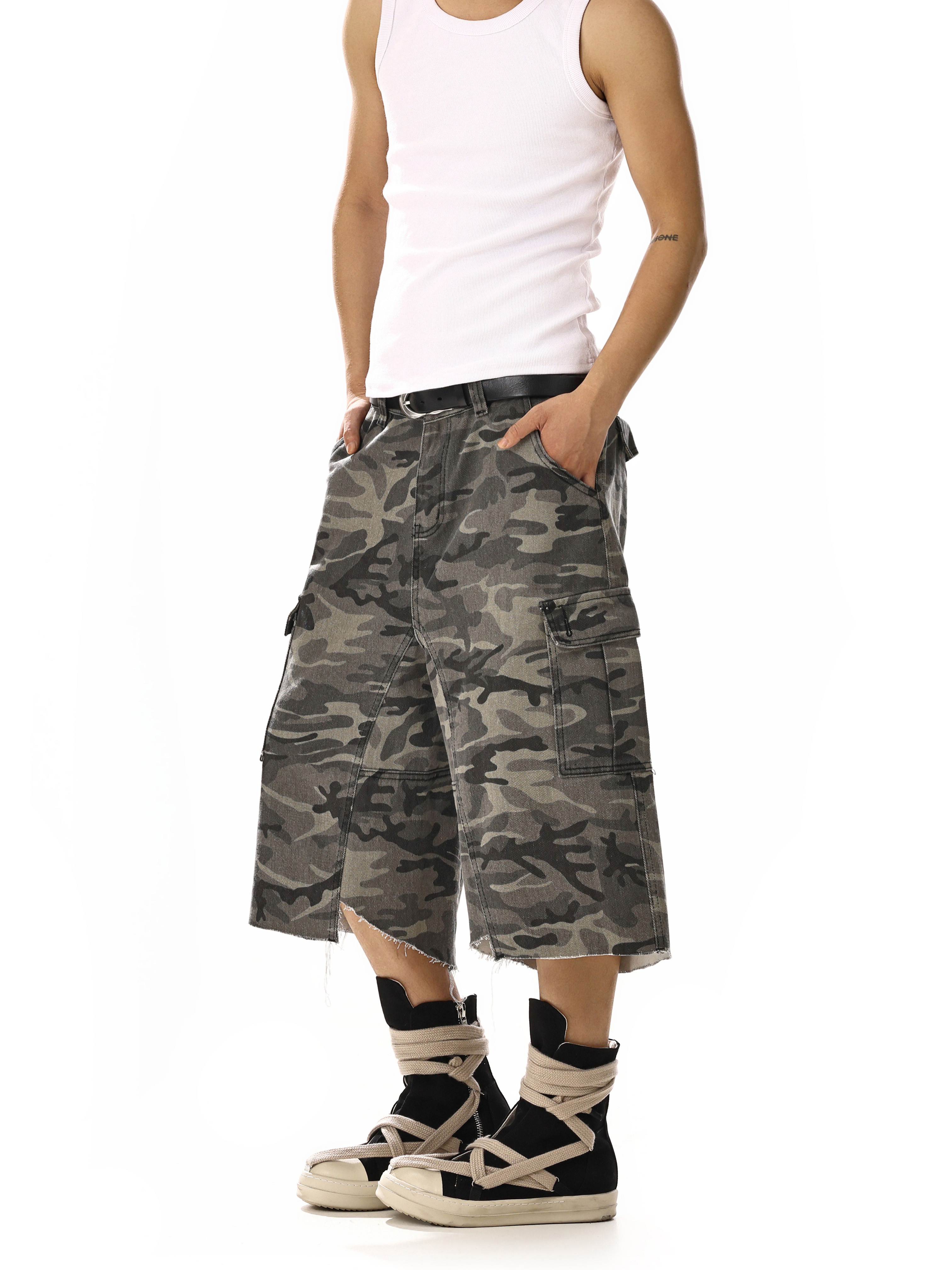 American Retro Camouflage Denim Shorts for Men & Women - Multi-Pocket, High Street Loose Wide-Leg Workwear Style American Retro Camouflage Denim Shorts for Men & Women - Multi-Pocket, High Street Loose Wide-Leg Workwear Style