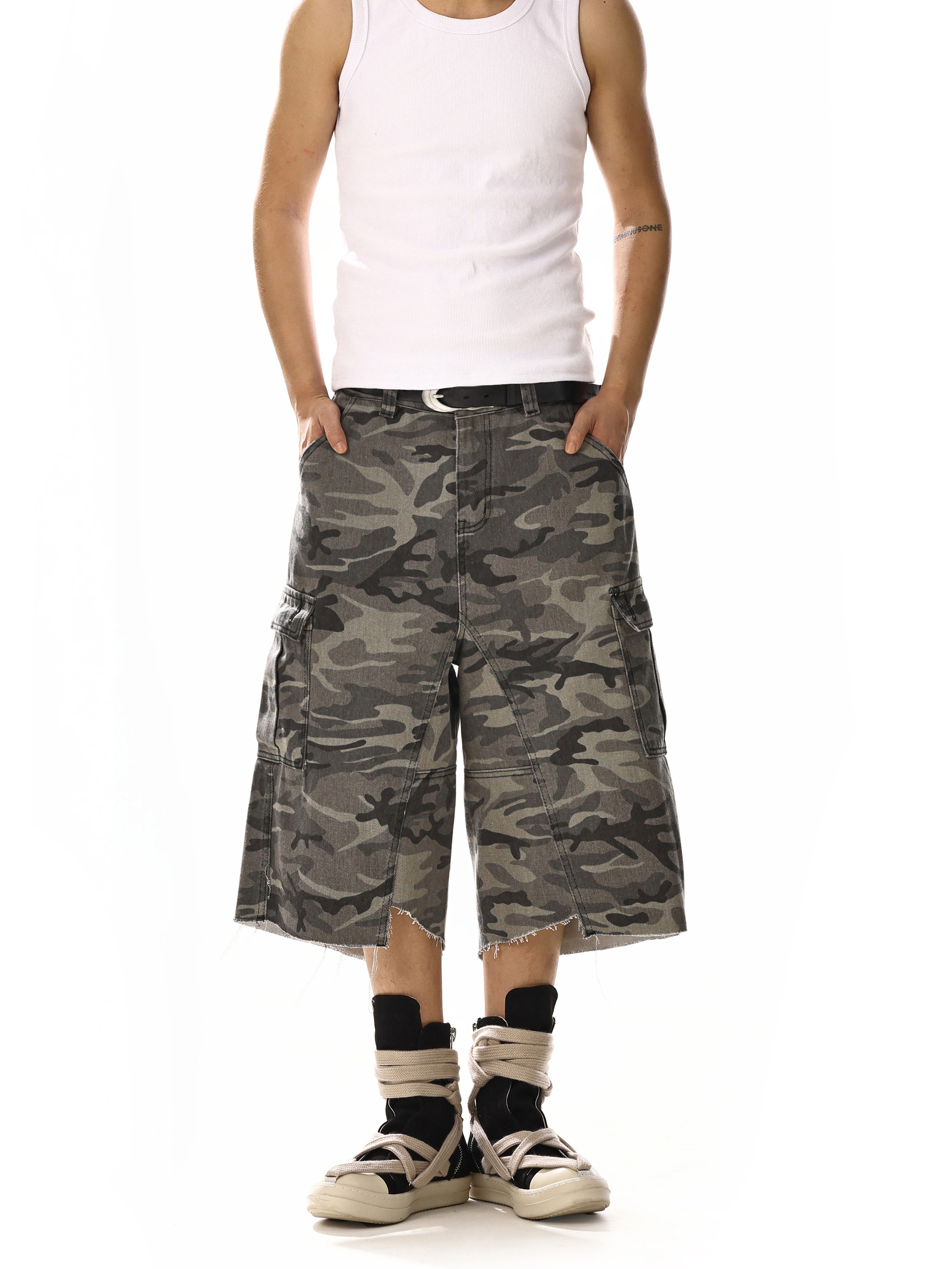 American Retro Camouflage Denim Shorts for Men & Women - Multi-Pocket, High Street Loose Wide-Leg Workwear Style American Retro Camouflage Denim Shorts for Men & Women - Multi-Pocket, High Street Loose Wide-Leg Workwear Style