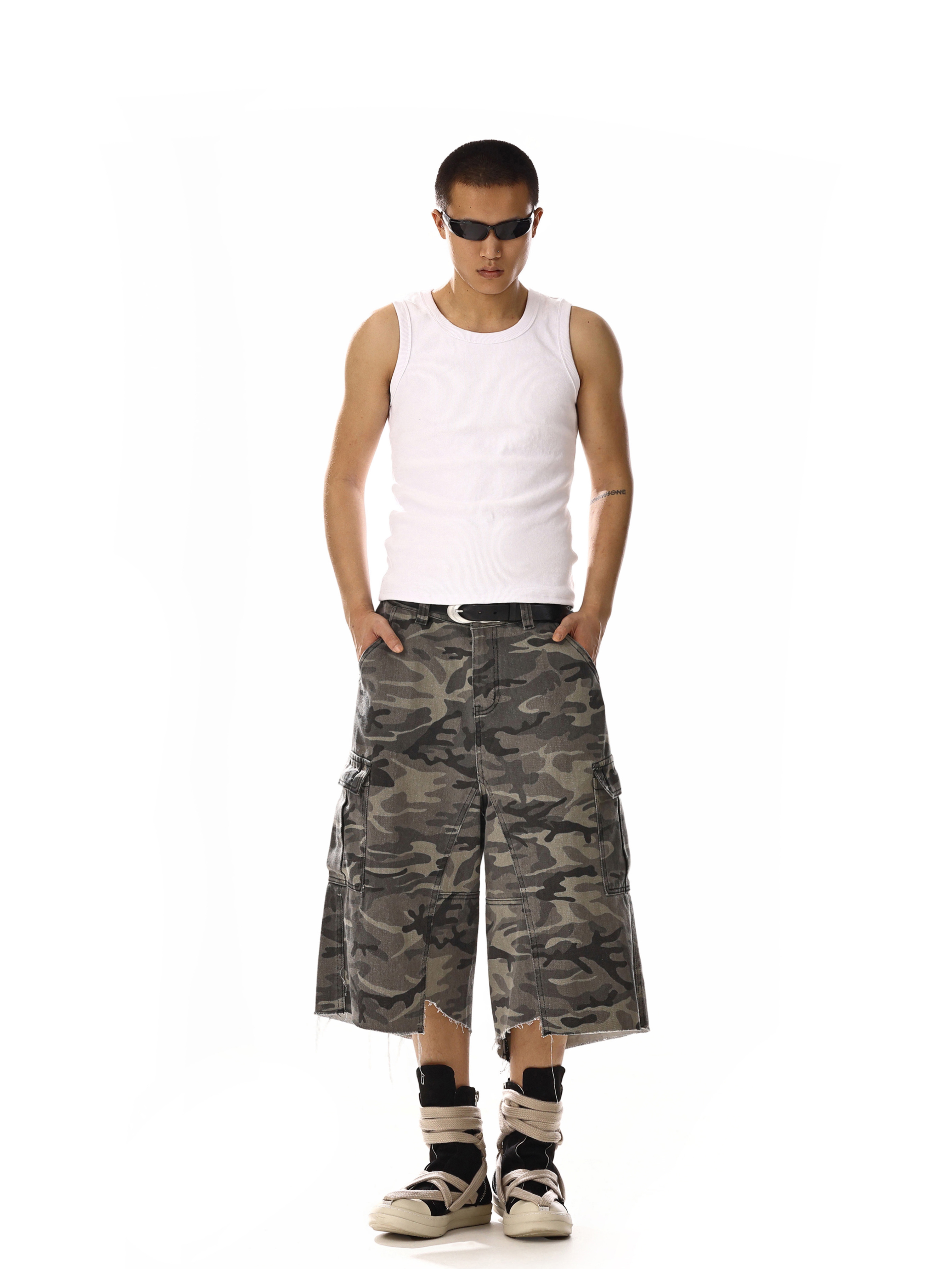 American Retro Camouflage Denim Shorts for Men & Women - Multi-Pocket, High Street Loose Wide-Leg Workwear Style American Retro Camouflage Denim Shorts for Men & Women - Multi-Pocket, High Street Loose Wide-Leg Workwear Style
