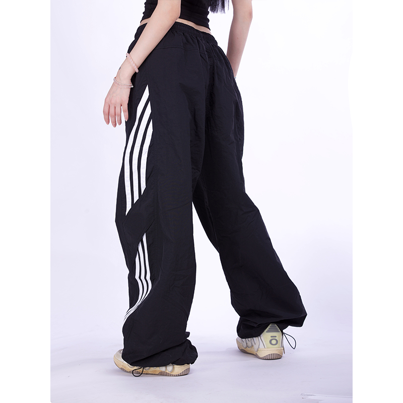 American Retro Three-Stripe Wide-Leg Cargo Sweatpants - Loose Fit Casual Sports Pants for a Stylish Y2K Look American Retro Three-Stripe Wide-Leg Cargo Sweatpants - Loose Fit Casual Sports Pants for a Stylish Y2K Look