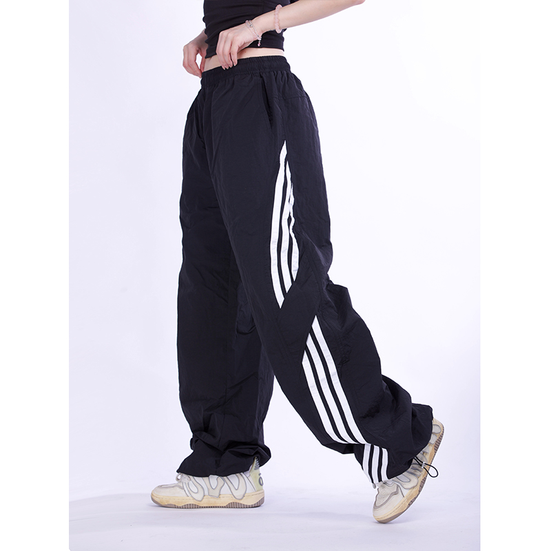 American Retro Three-Stripe Wide-Leg Cargo Sweatpants - Loose Fit Casual Sports Pants for a Stylish Y2K Look American Retro Three-Stripe Wide-Leg Cargo Sweatpants - Loose Fit Casual Sports Pants for a Stylish Y2K Look