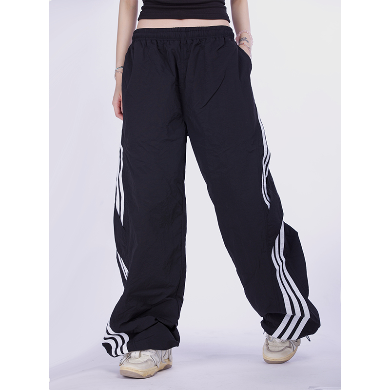 American Retro Three-Stripe Wide-Leg Cargo Sweatpants - Loose Fit Casual Sports Pants for a Stylish Y2K Look American Retro Three-Stripe Wide-Leg Cargo Sweatpants - Loose Fit Casual Sports Pants for a Stylish Y2K Look