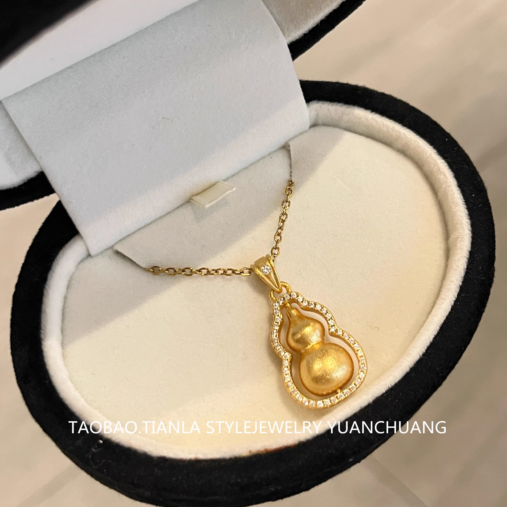 Ancient-Style Sand Gold Gourd Necklace for Women, High-End Light Luxury Pendant, Niche Design Clavicle Chain Gift