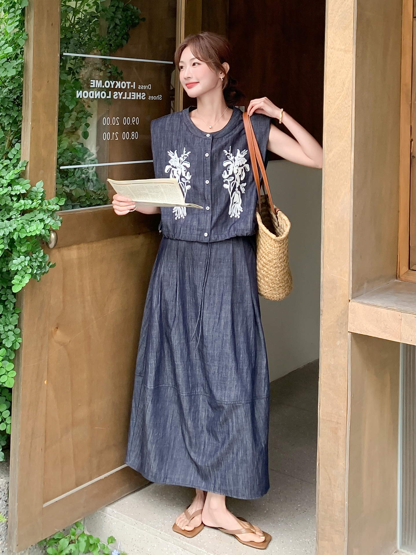 Artistic Retro Embroidered Sleeveless Vest and Skirt Two-Piece Set for Women - Summer 2025 Fashion Artistic Retro Embroidered Sleeveless Vest and Skirt Two-Piece Set for Women - Summer 2025 Fashion