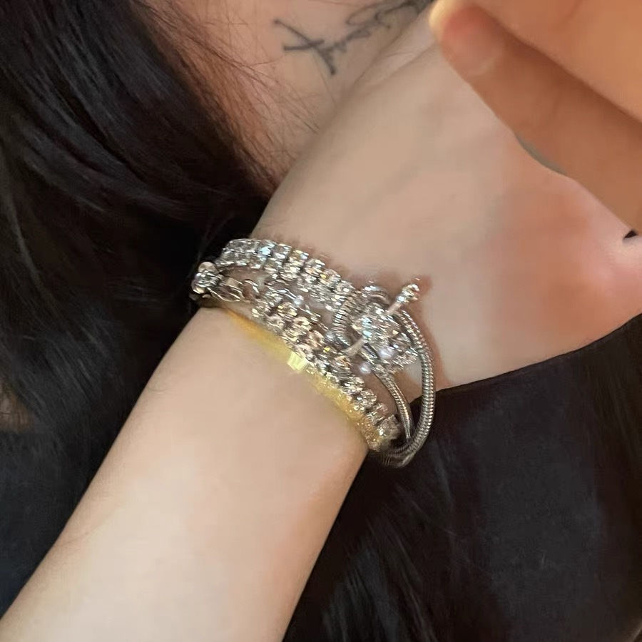 Asymmetrical Cold Shoulder Choker Necklace with Sparkling Diamonds - Cool Style Light Luxury Niche Jewelry for Trendy Looks Asymmetrical Cold Shoulder Choker Necklace with Sparkling Diamonds - Cool Style Light Luxury Niche Jewelry for Trendy Looks