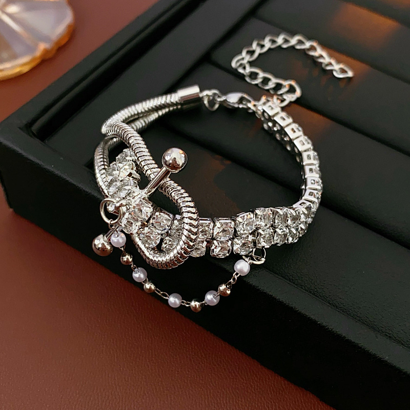 Asymmetrical Cold Shoulder Choker Necklace with Sparkling Diamonds - Cool Style Light Luxury Niche Jewelry for Trendy Looks Asymmetrical Cold Shoulder Choker Necklace with Sparkling Diamonds - Cool Style Light Luxury Niche Jewelry for Trendy Looks