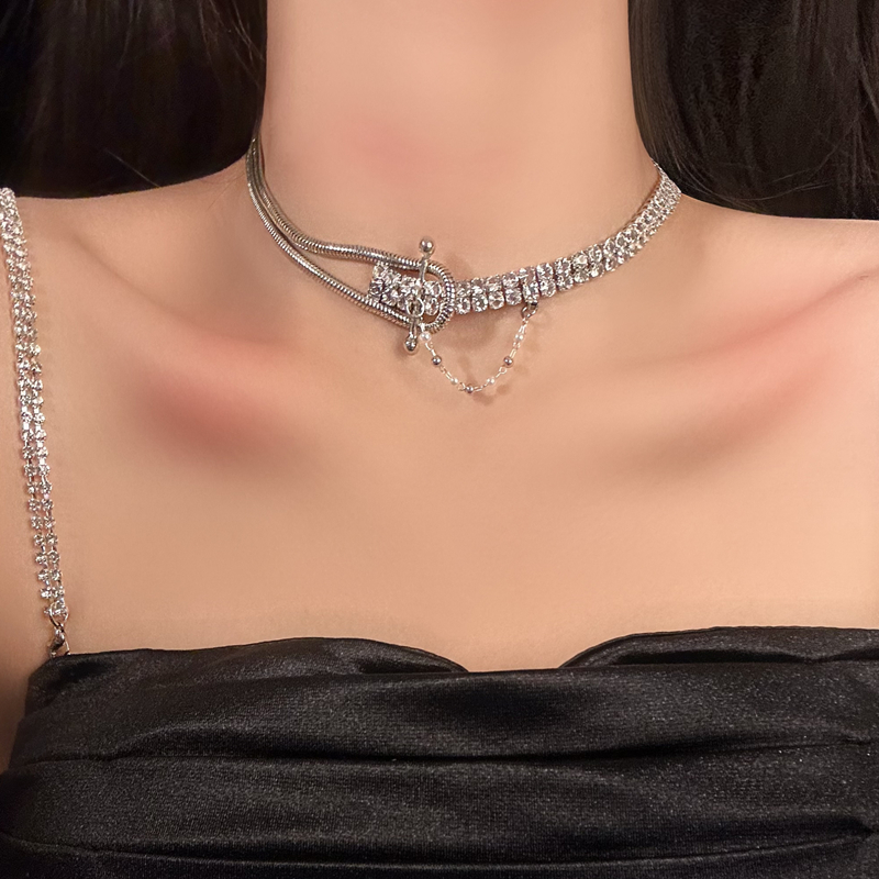 Asymmetrical Cold Shoulder Choker Necklace with Sparkling Diamonds - Cool Style Light Luxury Niche Jewelry for Trendy Looks Asymmetrical Cold Shoulder Choker Necklace with Sparkling Diamonds - Cool Style Light Luxury Niche Jewelry for Trendy Looks