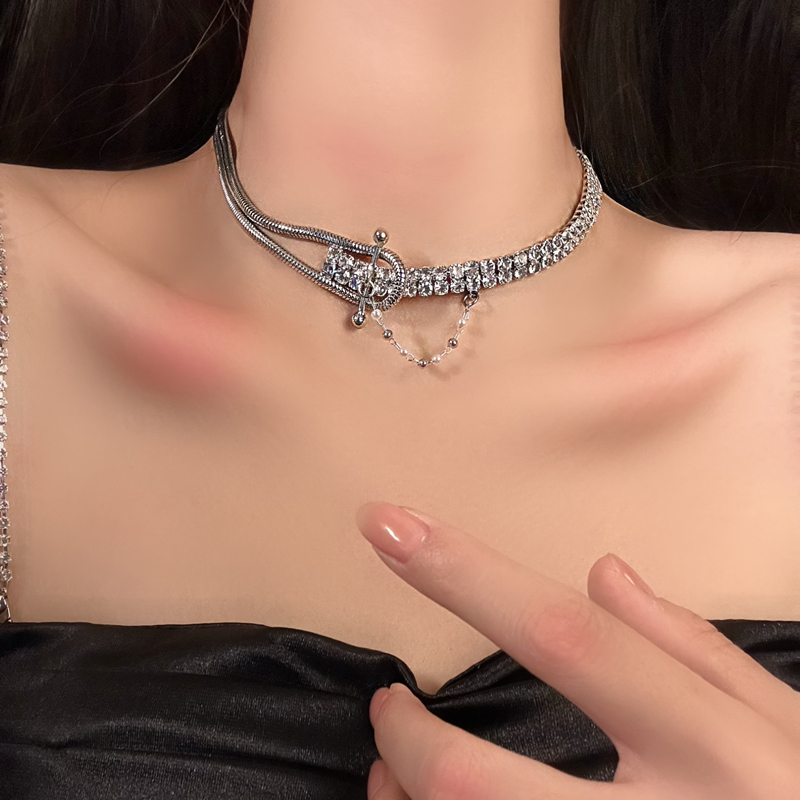 Asymmetrical Cold Shoulder Choker Necklace with Sparkling Diamonds - Cool Style Light Luxury Niche Jewelry for Trendy Looks Asymmetrical Cold Shoulder Choker Necklace with Sparkling Diamonds - Cool Style Light Luxury Niche Jewelry for Trendy Looks
