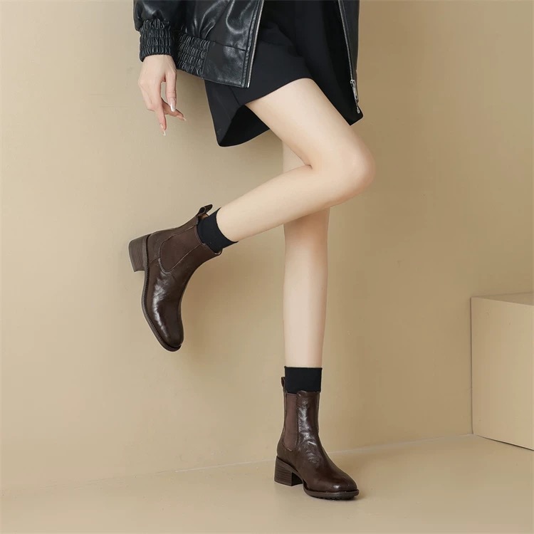 Autumn/Winter Women's Low-Heeled Round-Toe Genuine Leather Chelsea Boots - Black Elastic Martin Short Booties Autumn/Winter Women's Low-Heeled Round-Toe Genuine Leather Chelsea Boots - Black Elastic Martin Short Booties
