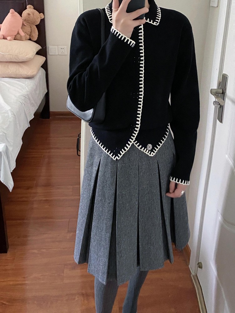 Black Knitted Cardigan for Women with Doll Collar, Loose Fit Outerwear, Cozy Autumn Layering Piece Black Knitted Cardigan for Women with Doll Collar, Loose Fit Outerwear, Cozy Autumn Layering Piece