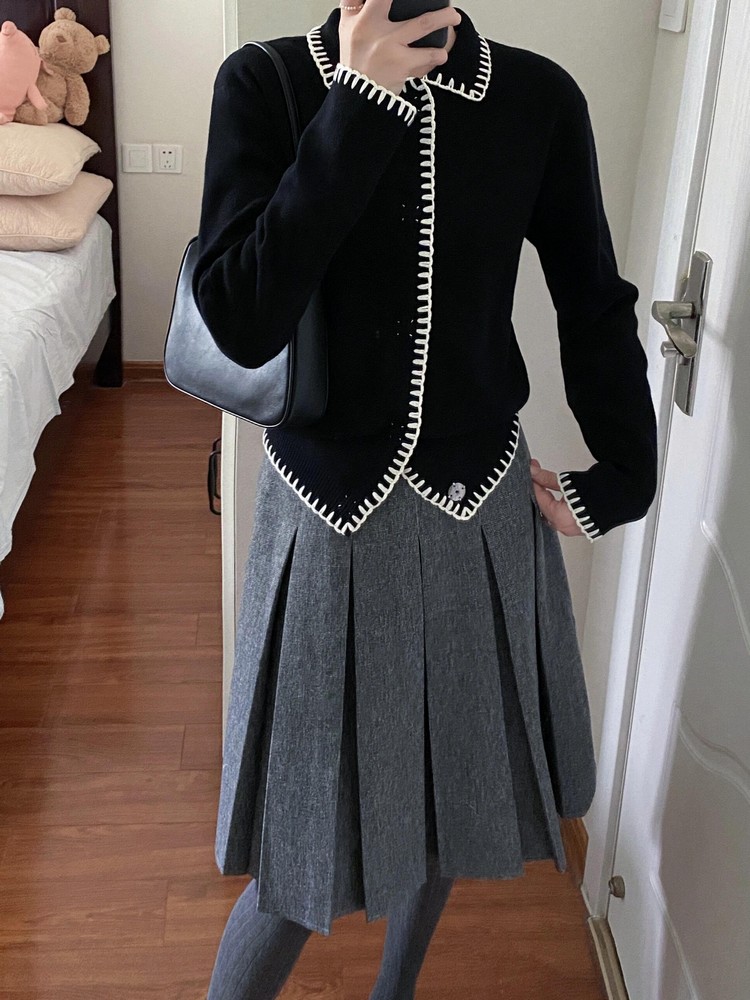 Black Knitted Cardigan for Women with Doll Collar, Loose Fit Outerwear, Cozy Autumn Layering Piece Black Knitted Cardigan for Women with Doll Collar, Loose Fit Outerwear, Cozy Autumn Layering Piece