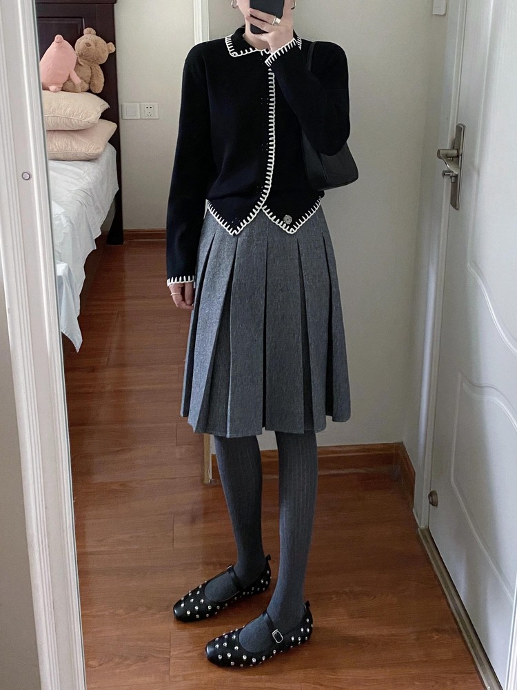 Black Knitted Cardigan for Women with Doll Collar, Loose Fit Outerwear, Cozy Autumn Layering Piece Black Knitted Cardigan for Women with Doll Collar, Loose Fit Outerwear, Cozy Autumn Layering Piece