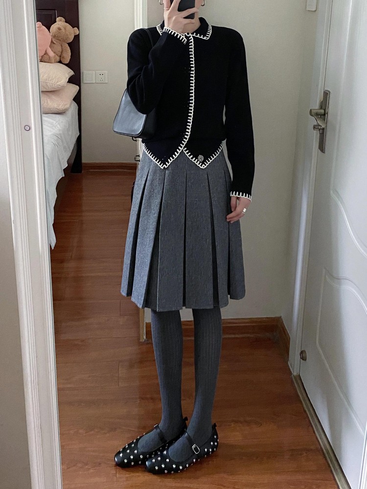Black Knitted Cardigan for Women with Doll Collar, Loose Fit Outerwear, Cozy Autumn Layering Piece Black Knitted Cardigan for Women with Doll Collar, Loose Fit Outerwear, Cozy Autumn Layering Piece