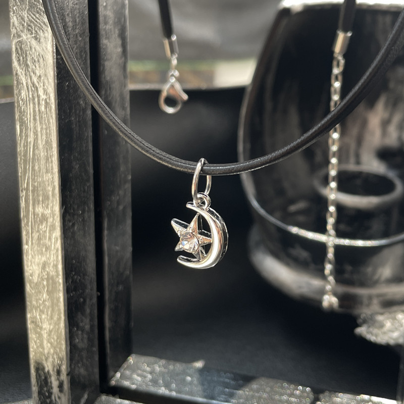 Black Leather Star and Moon Choker Necklace for Women - Light Luxury High-End Clavicle Chain, Trendy Y2K Fashion Accessory