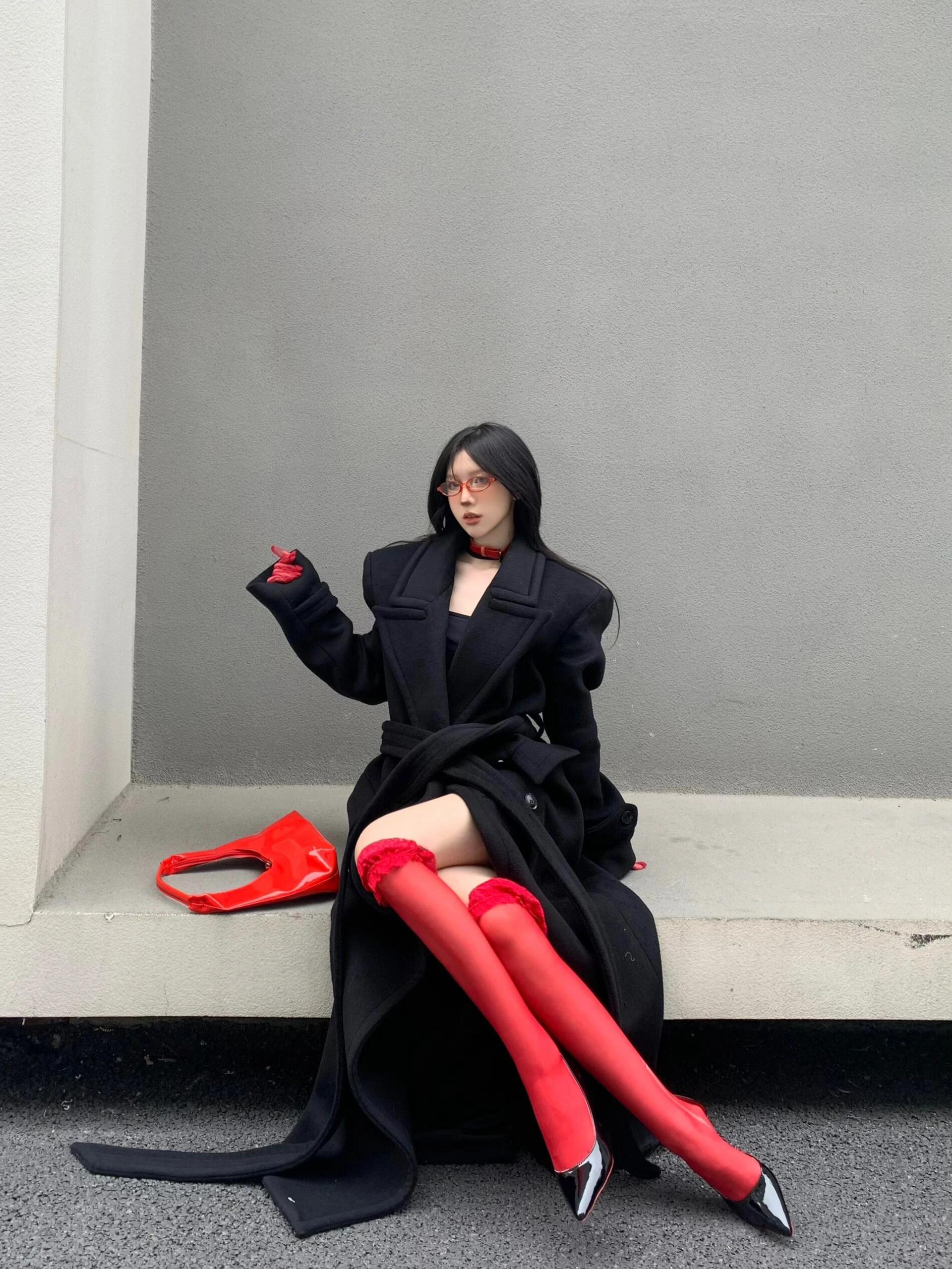 Black Oversized Shoulder Pad Woolen Coat for Women - American Style Spicy Girl Fashion for Autumn & Winter 2025