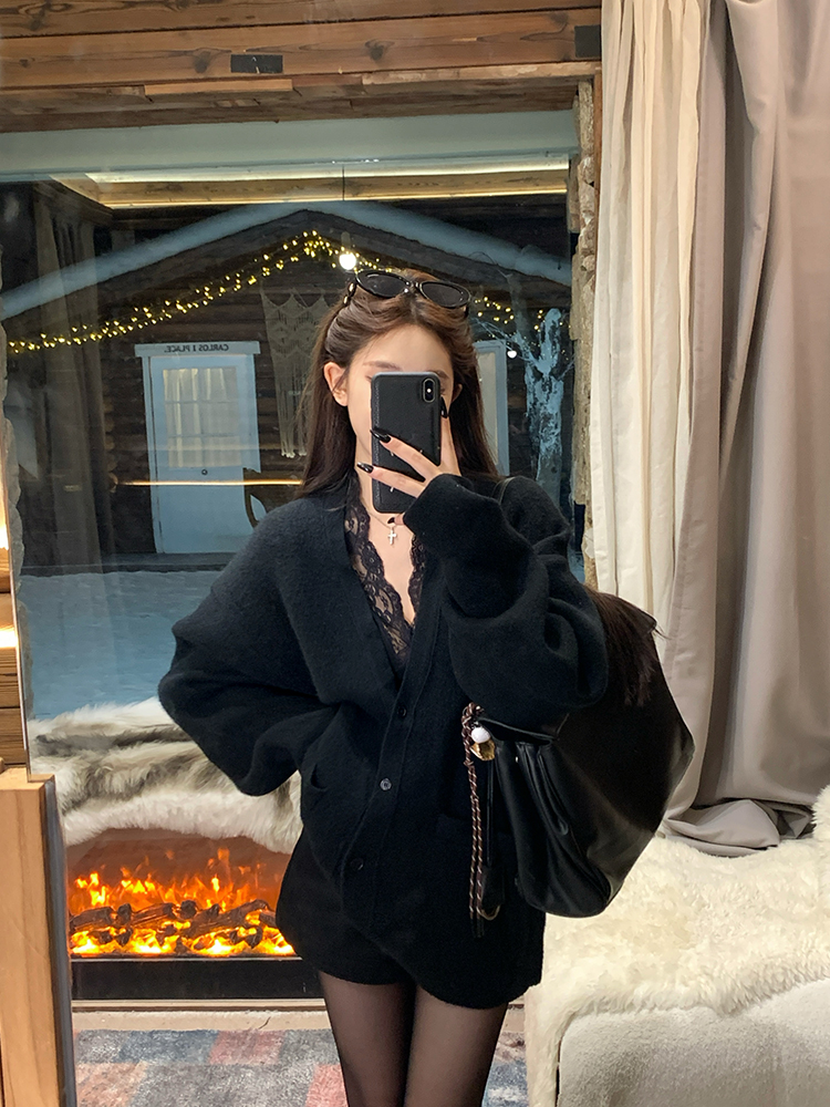 Black V-neck Lace Spliced Long Sleeve T-shirt for Women - Slim Fit Autumn Winter Top, Y2K Style Black V-neck Lace Spliced Long Sleeve T-shirt for Women - Slim Fit Autumn Winter Top, Y2K Style