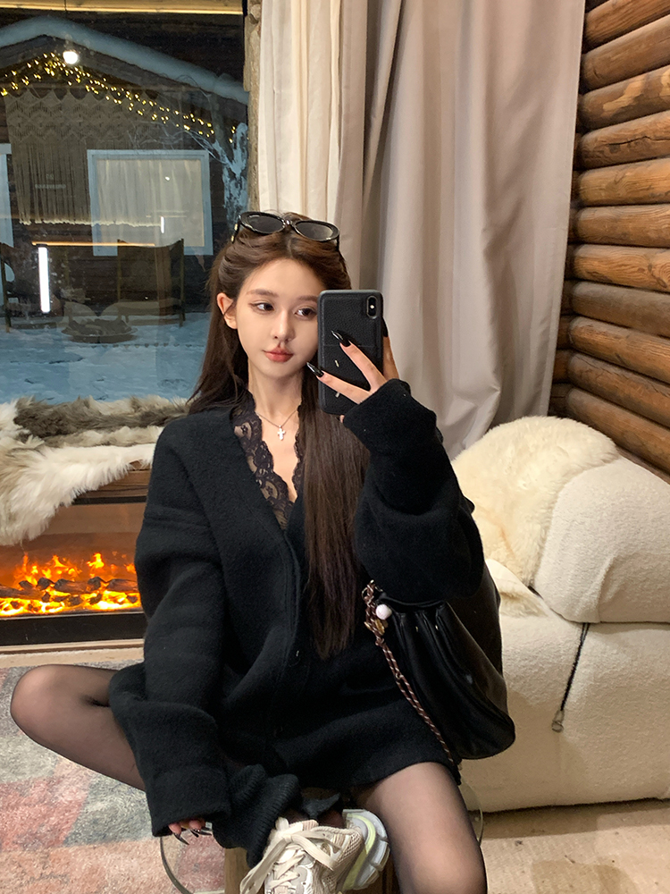 Black V-neck Lace Spliced Long Sleeve T-shirt for Women - Slim Fit Autumn Winter Top, Y2K Style