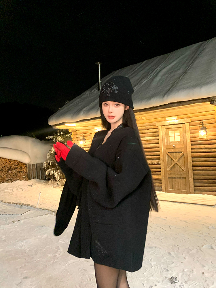 Black V-neck Lace Spliced Long Sleeve T-shirt for Women - Slim Fit Autumn Winter Top, Y2K Style Black V-neck Lace Spliced Long Sleeve T-shirt for Women - Slim Fit Autumn Winter Top, Y2K Style