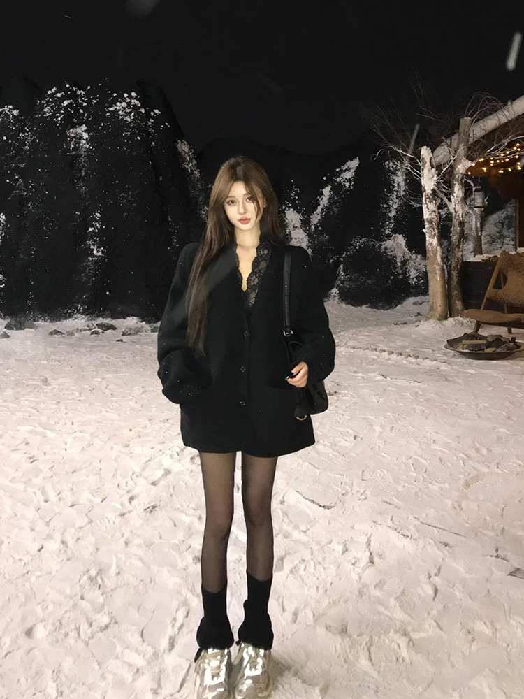 Black V-neck Lace Spliced Long Sleeve T-shirt for Women - Slim Fit Autumn Winter Top, Y2K Style Black V-neck Lace Spliced Long Sleeve T-shirt for Women - Slim Fit Autumn Winter Top, Y2K Style