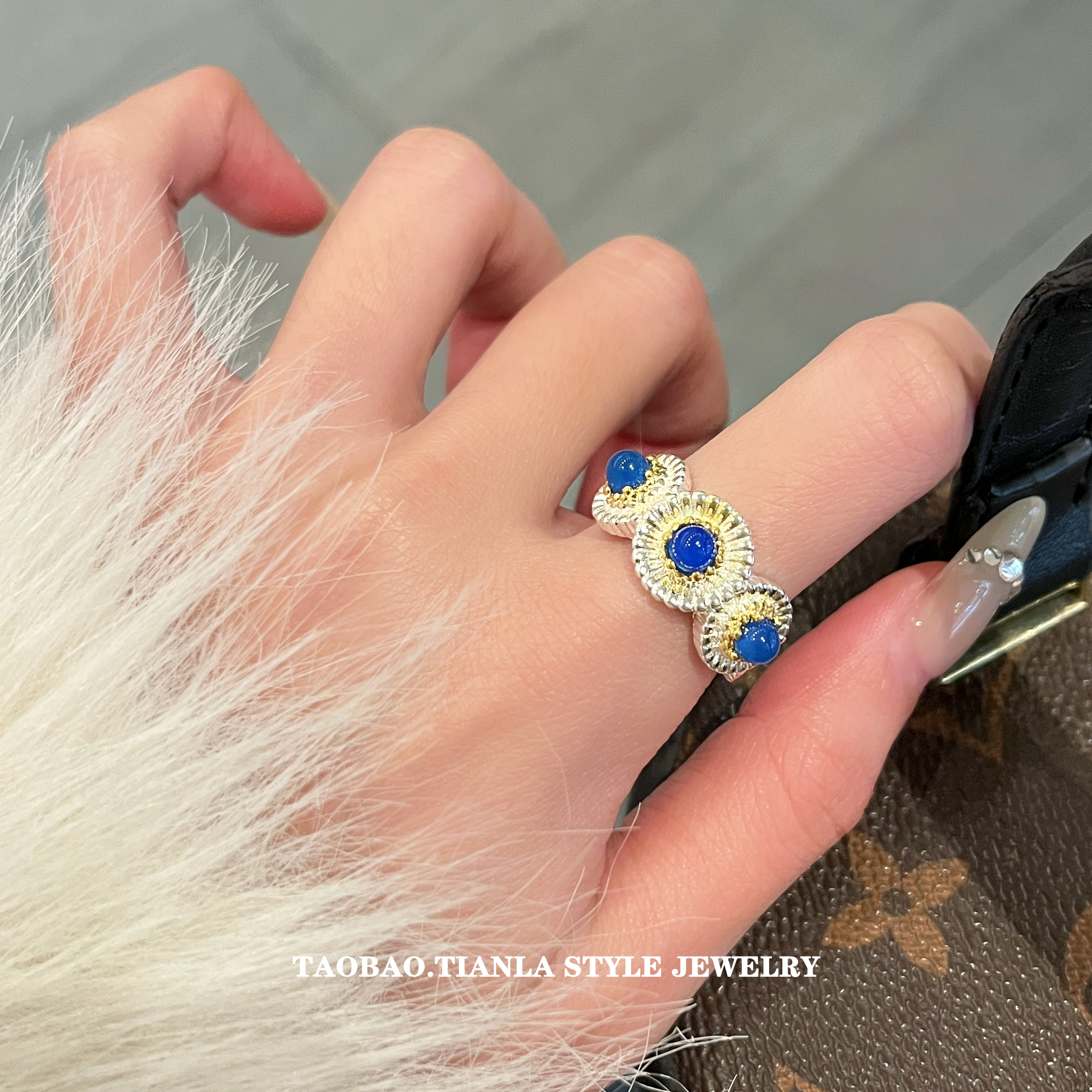 Blue Chalcedony Daisy Open Ring for Women - Exquisite Light Luxury Niche Design, High-End Fashion Jewelry