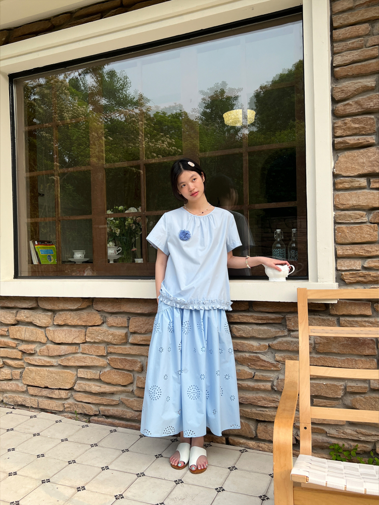Blue Lace Short-Sleeve Top with Shoulder Pleats and Round Neck - Feminine Basic Shirt for Y2K and Korean Style Fashion Blue Lace Short-Sleeve Top with Shoulder Pleats and Round Neck - Feminine Basic Shirt for Y2K and Korean Style Fashion