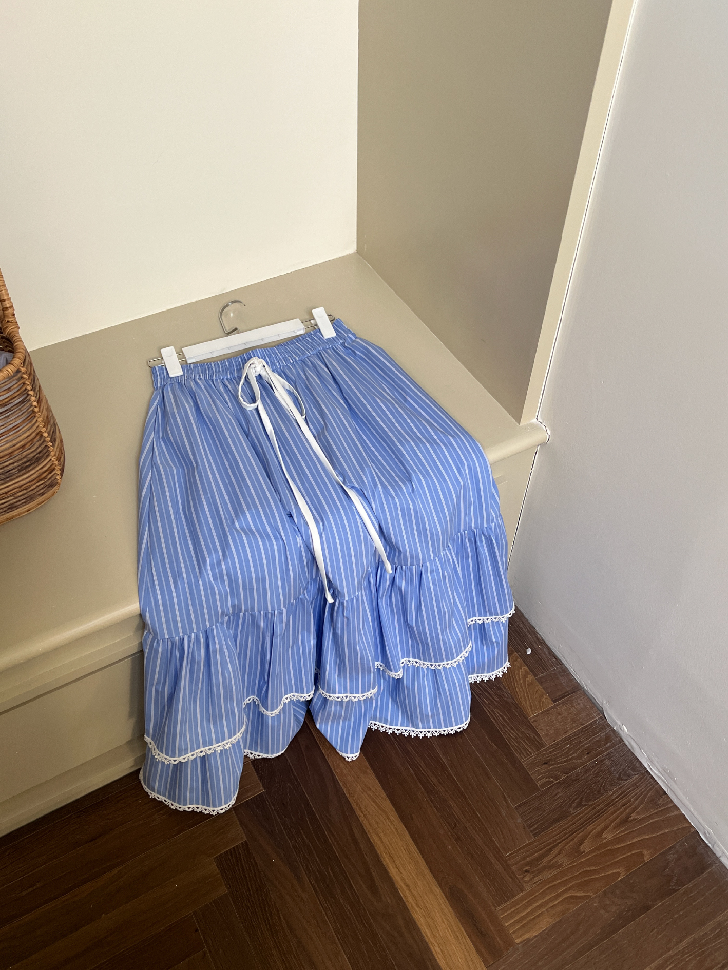 Blue Striped Lace Half Skirt - Elegant A-Line Design, Slimming Cake Style, Perfect for Beach Outings and 90s Inspired Looks Blue Striped Lace Half Skirt - Elegant A-Line Design, Slimming Cake Style, Perfect for Beach Outings and 90s Inspired Looks