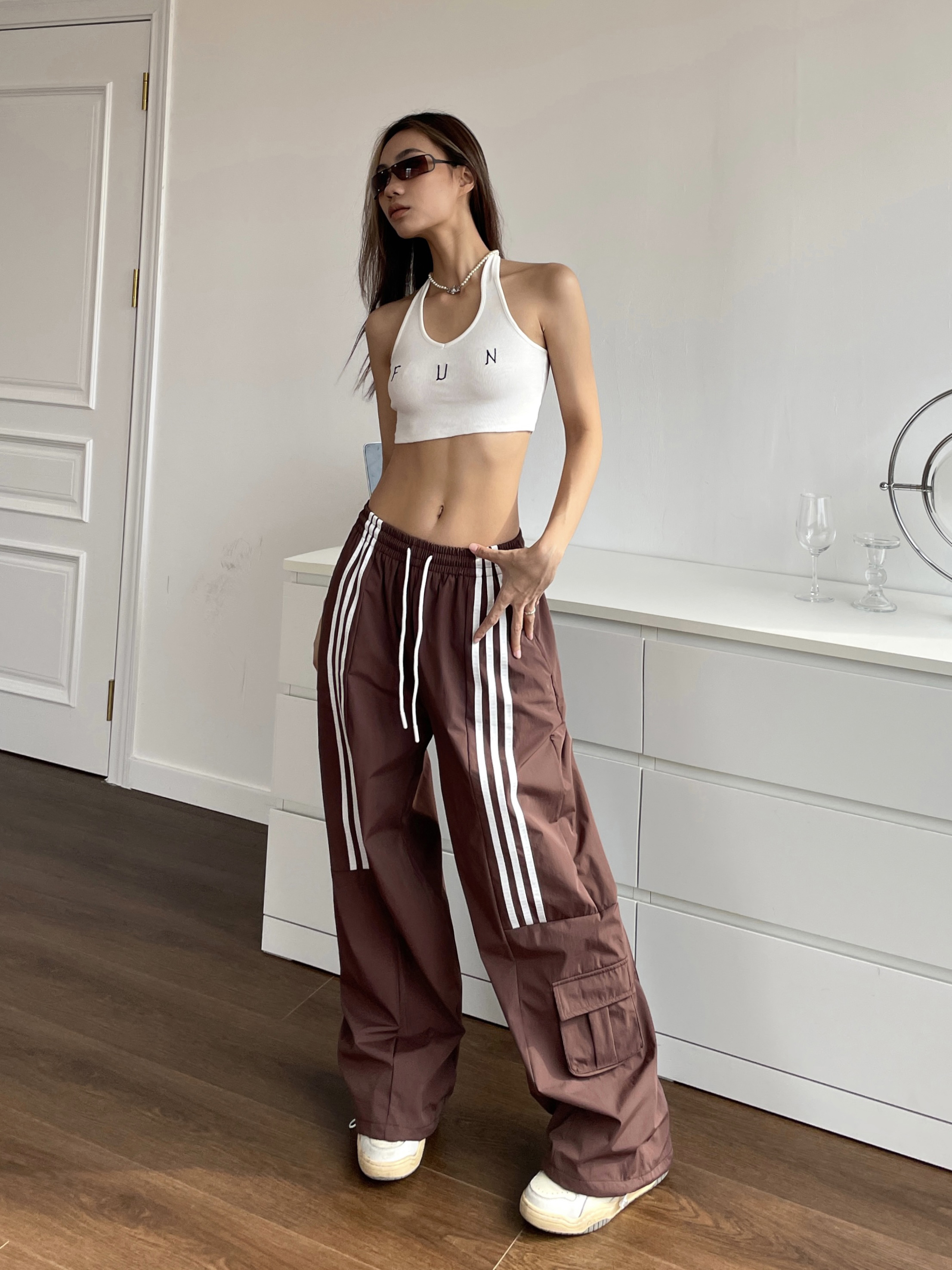 Brown Wide-Leg Casual Pants for Women - Retro Hip-Hop Street Dance Style, Loose Fit, Drawstring Detail, Floor-Length, American-Style Brown Wide-Leg Casual Pants for Women - Retro Hip-Hop Street Dance Style, Loose Fit, Drawstring Detail, Floor-Length, American-Style